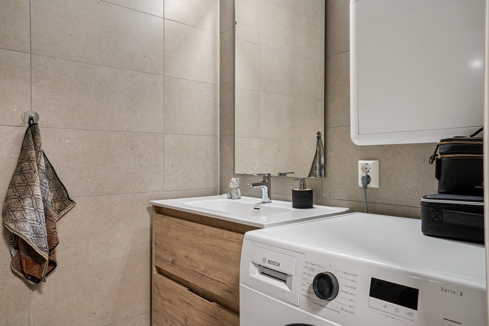 Badet ble pusset opp i 2022 og har flislagte overflater og elektriske varmekabler i gulvet. Galleribilde