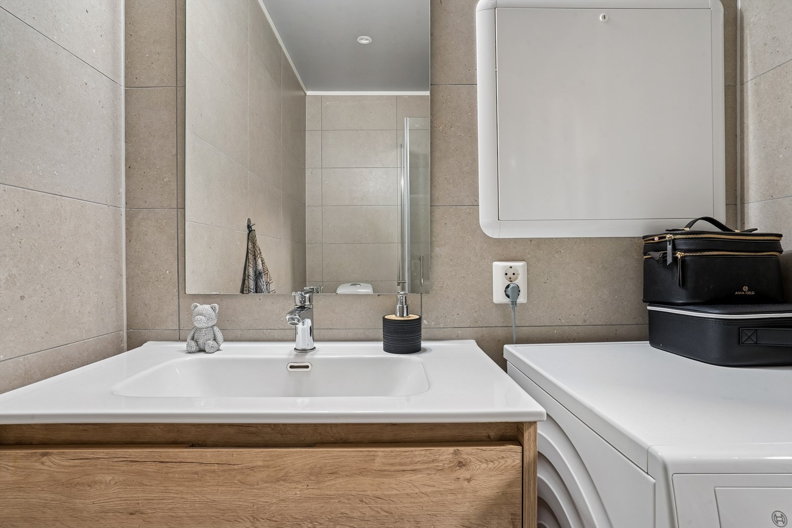 Baderomsinnredning med heldekkende servant, skuffer for oppbevaring, speil og belysning. Galleribilde