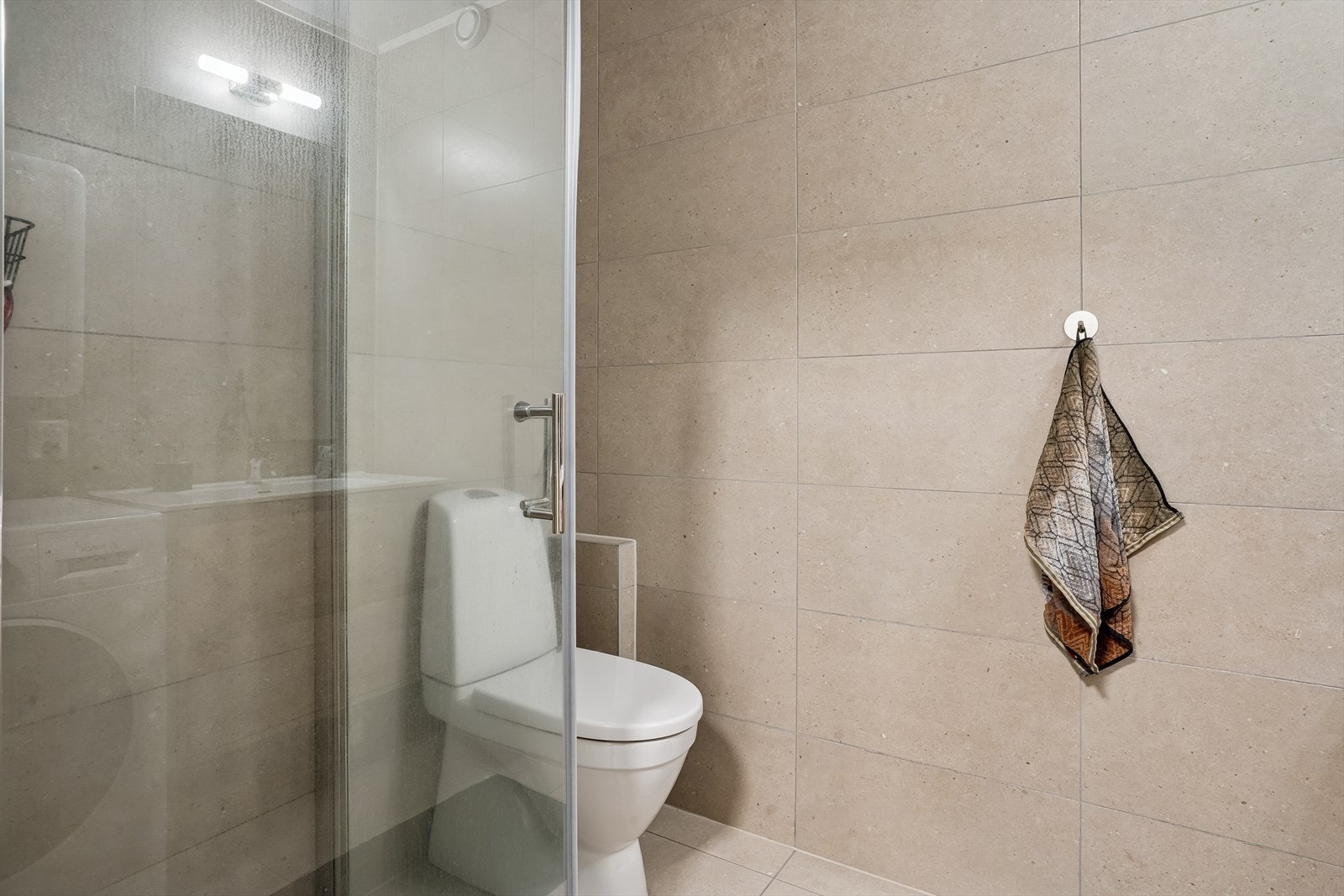 Lik farge på gulv og vegger bidrar til en god romfølelse. Galleribilde