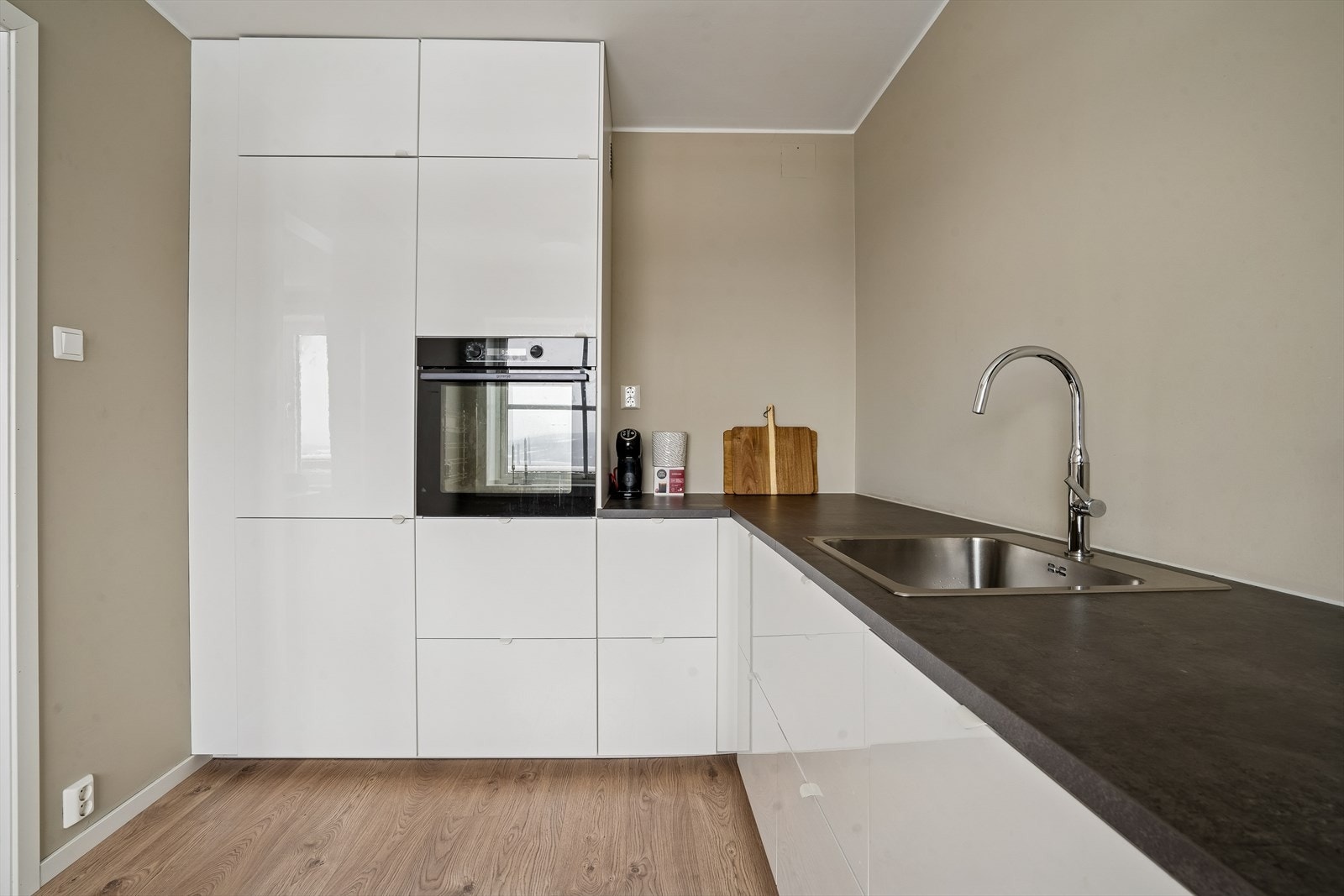 Alle hvitevarer er integrert, inkludert komfyr, platetopp, oppvaskmaskin og kjøl/fryseskap. Galleribilde