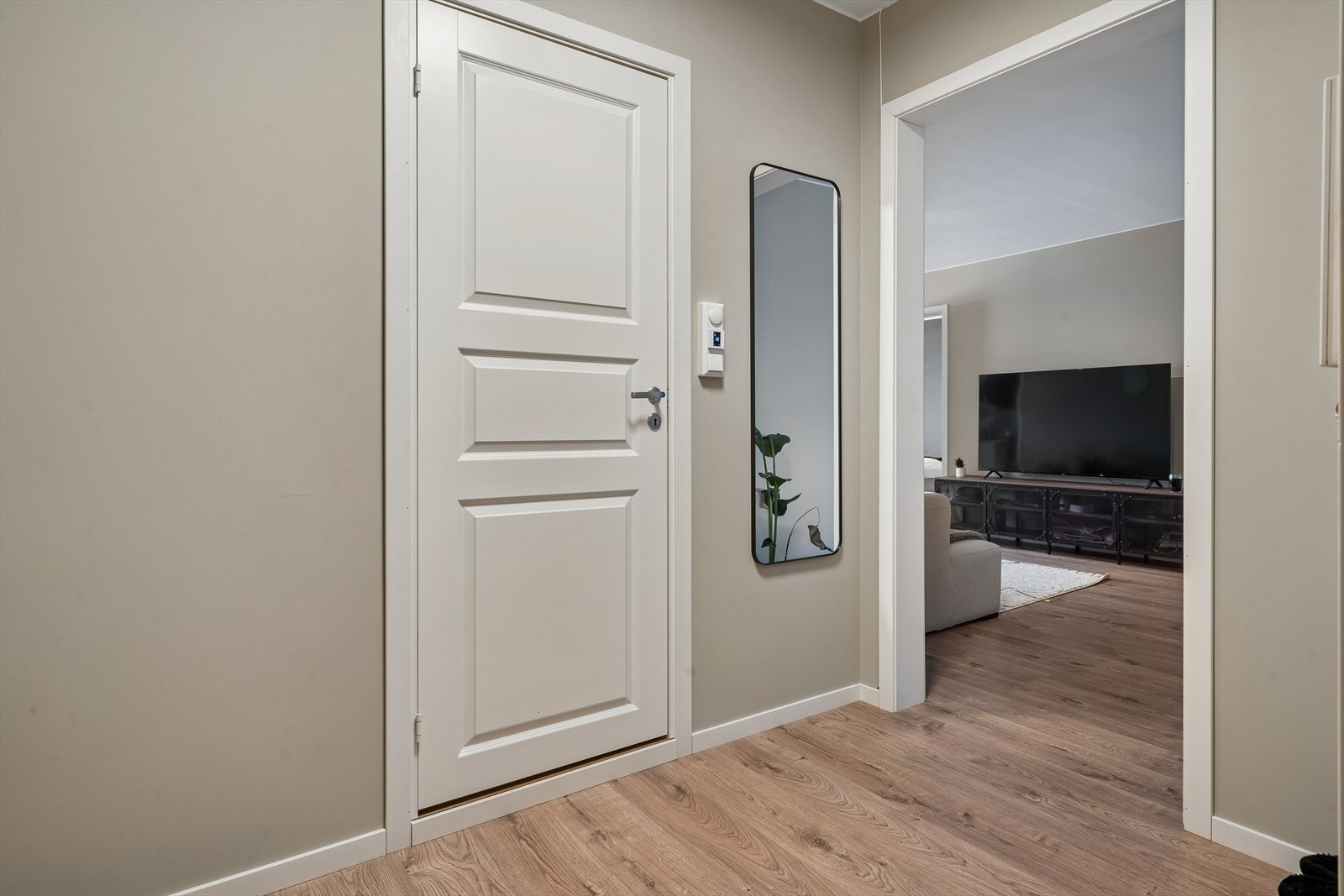 Entréen har en åpen overgang mot stuen, med samme farge- og materialvalg. Dette skaper en fin helhet! Galleribilde