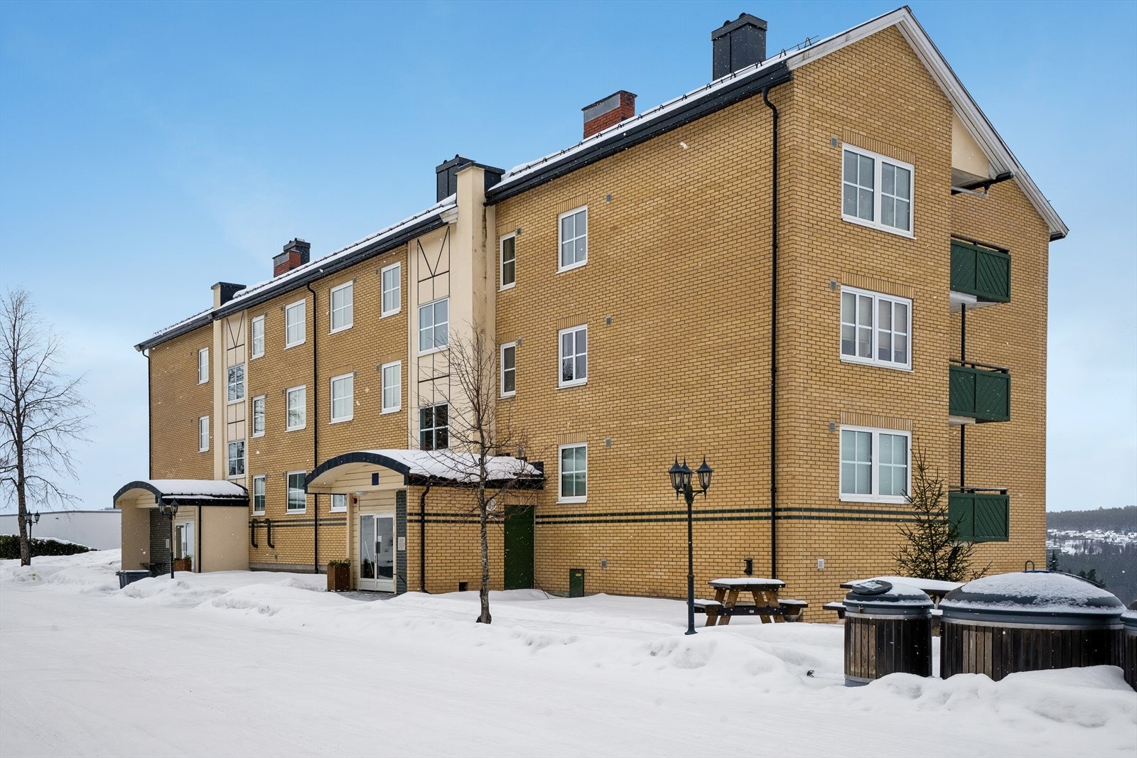 Bygningen har en solid fasade i spekkmurt teglstein og tilhører Thoresheimen borettslag. Galleribilde