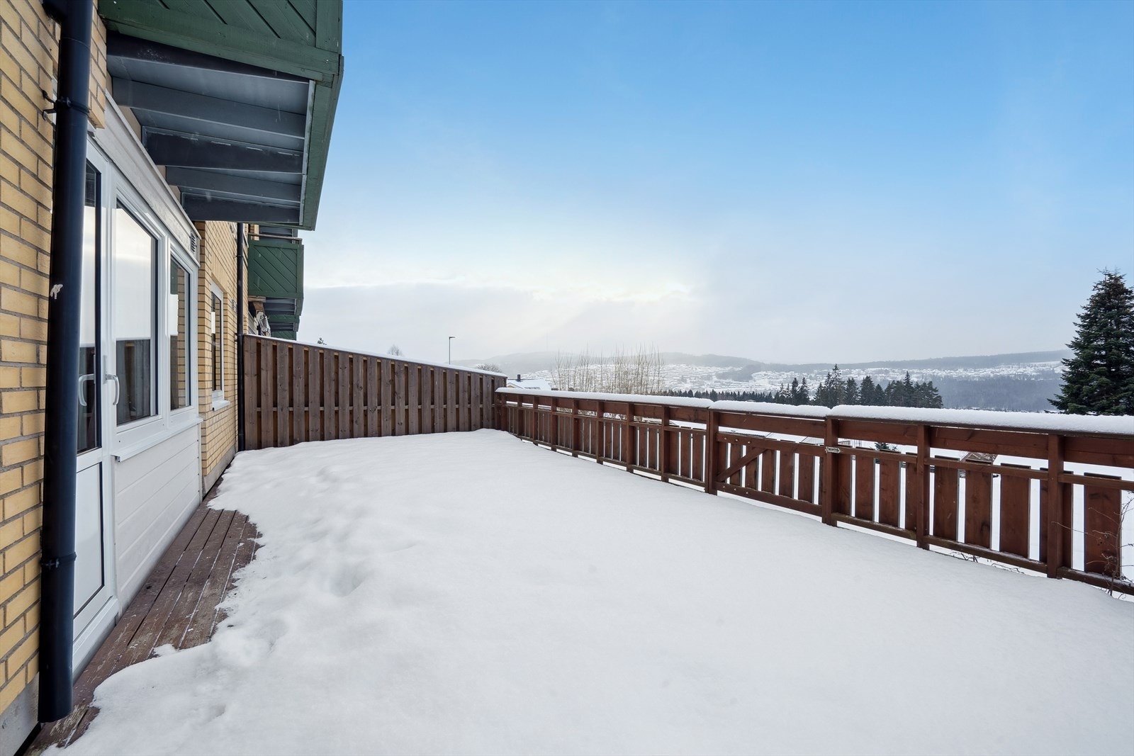 Et flott, privat uteområde med vidstrakt utsikt til landskapet rundt. Port ut til grøntareal. Galleribilde