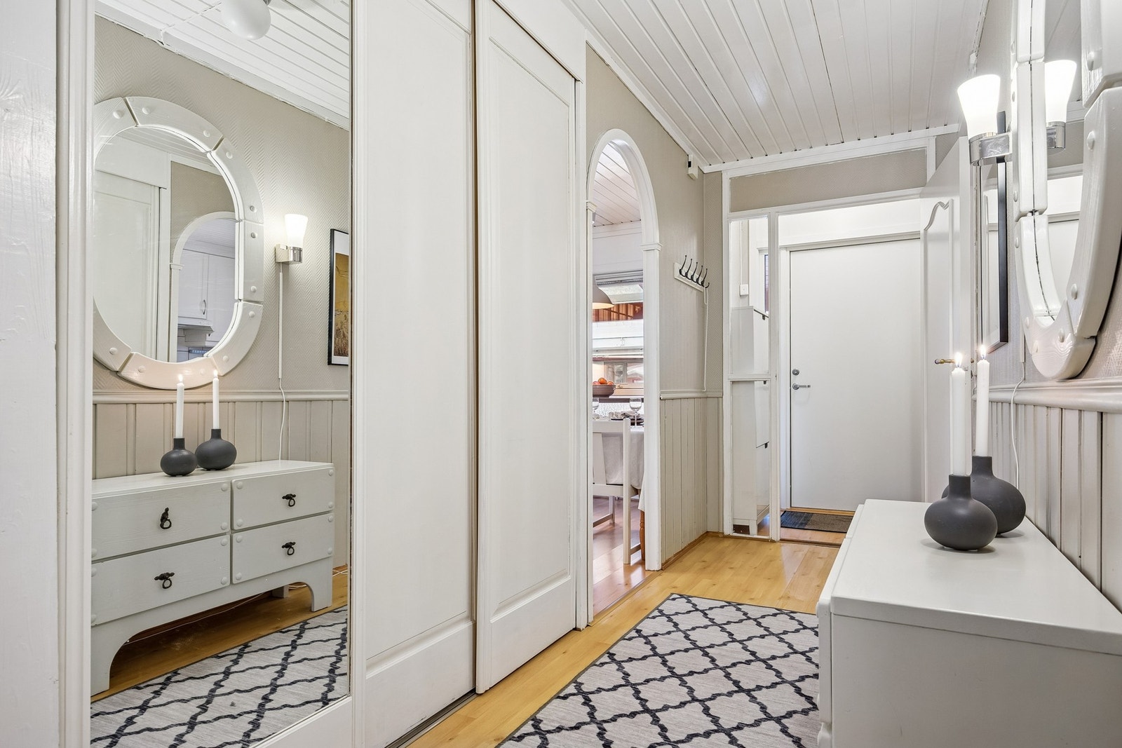 Gangen er godt utnyttet med garderobeløsning og plass til andre oppbevaringsløsninger. Galleribilde