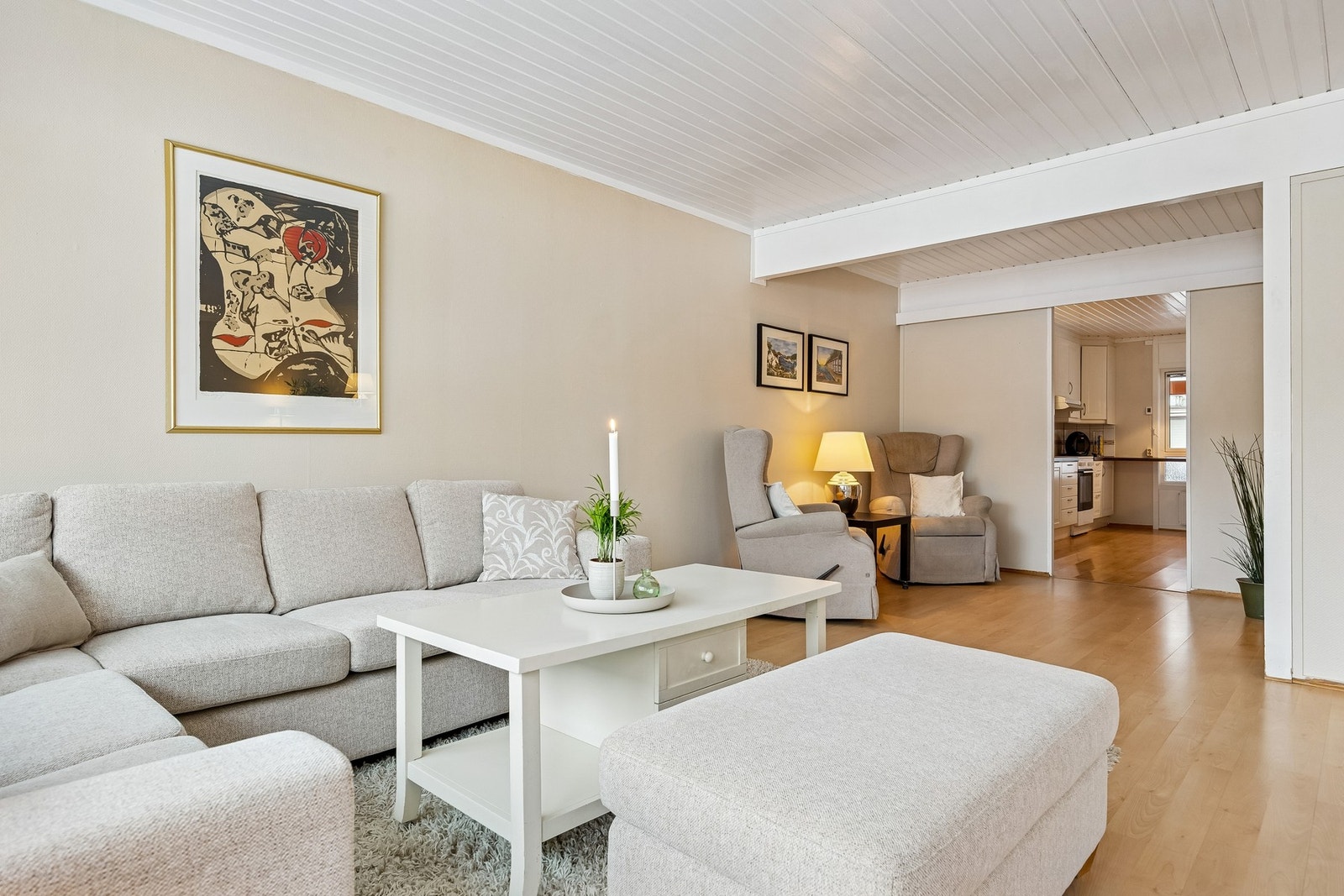 Stuen måler romslige 39 kvm Galleribilde