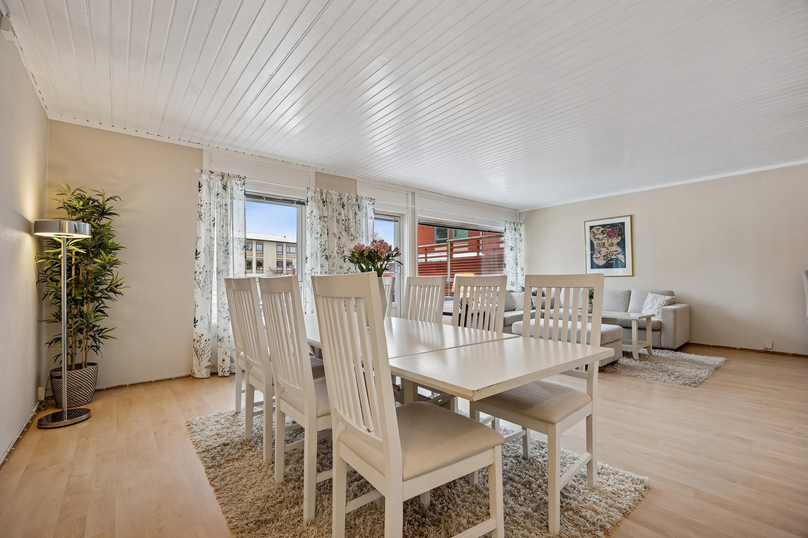 ... eller om man ønsker å beholde den store stueløsningen, anbefaler vi å benytte arealet til spisestue. Galleribilde