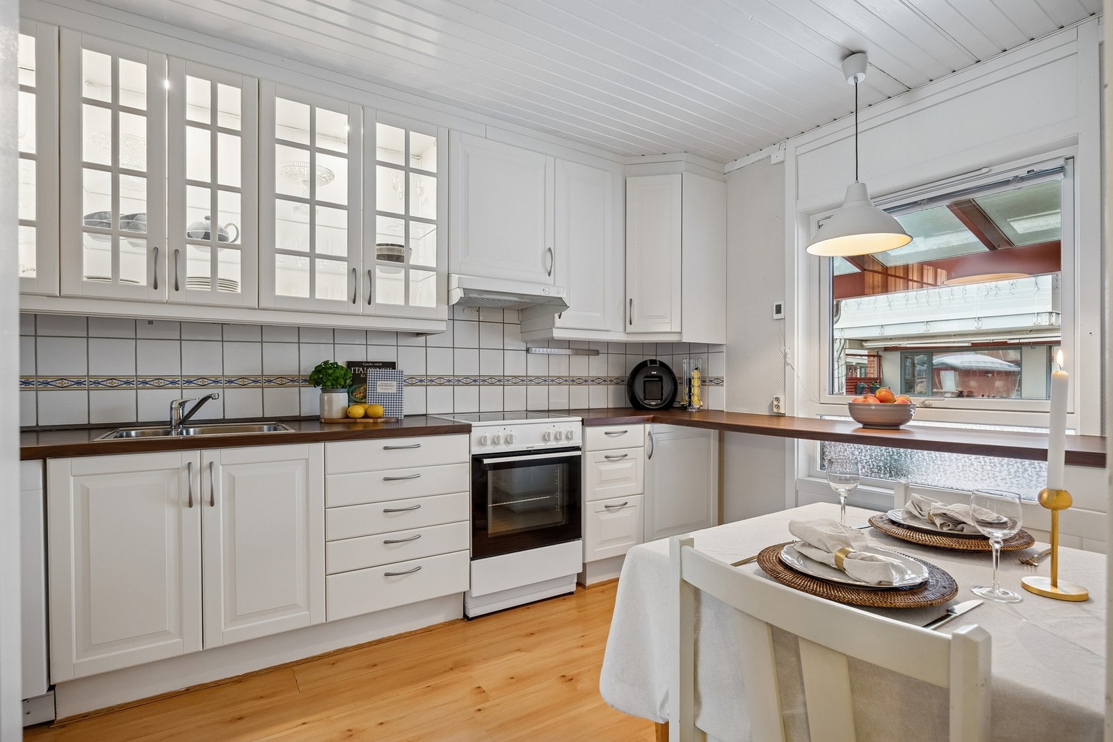 Kjøkkenet er adskilt fra stuen, og er etter vår mening tidløs og pent. Galleribilde