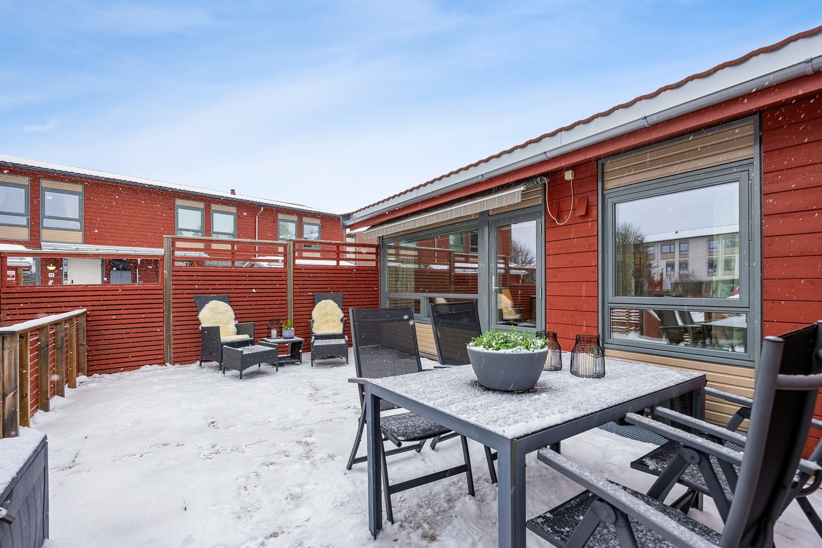 Fra stuen kommer man til en sørvendt terrasse. Galleribilde