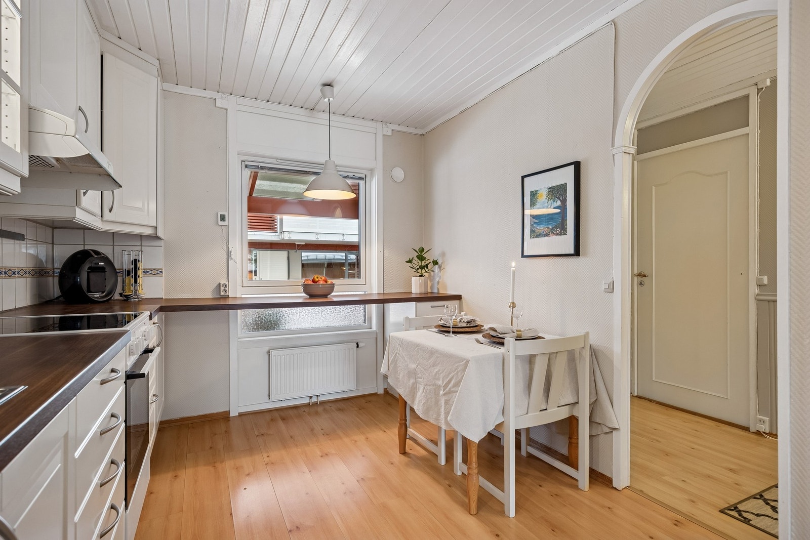 I tillegg til mengder med benkeplass og oppbevaring,er det plass til et frokostbord for to eller tre. Galleribilde