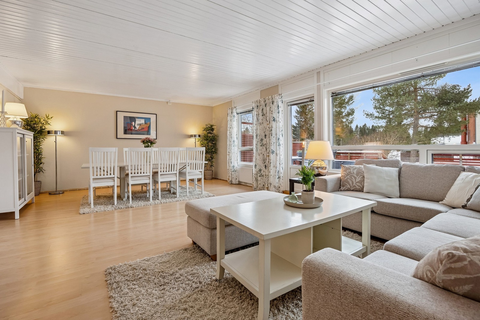 Deler av stuen er opprinnelig soverom - så om man trenger et andre soverom, kan man sette opp dette igjen uten søknadspliktige tiltak. Galleribilde