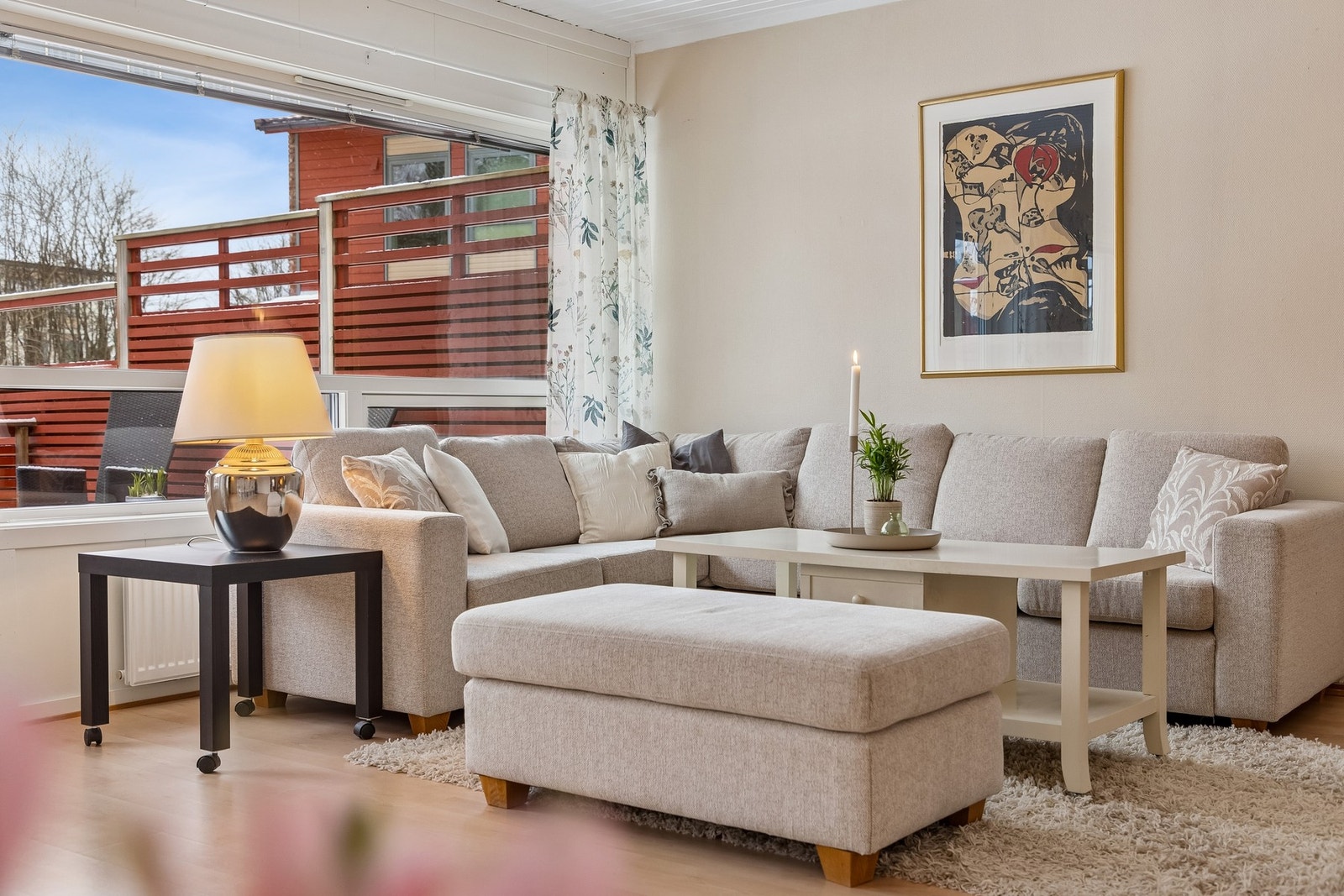 Store vindusflater gir rikelig med dagslys og en god romfølelse. Galleribilde