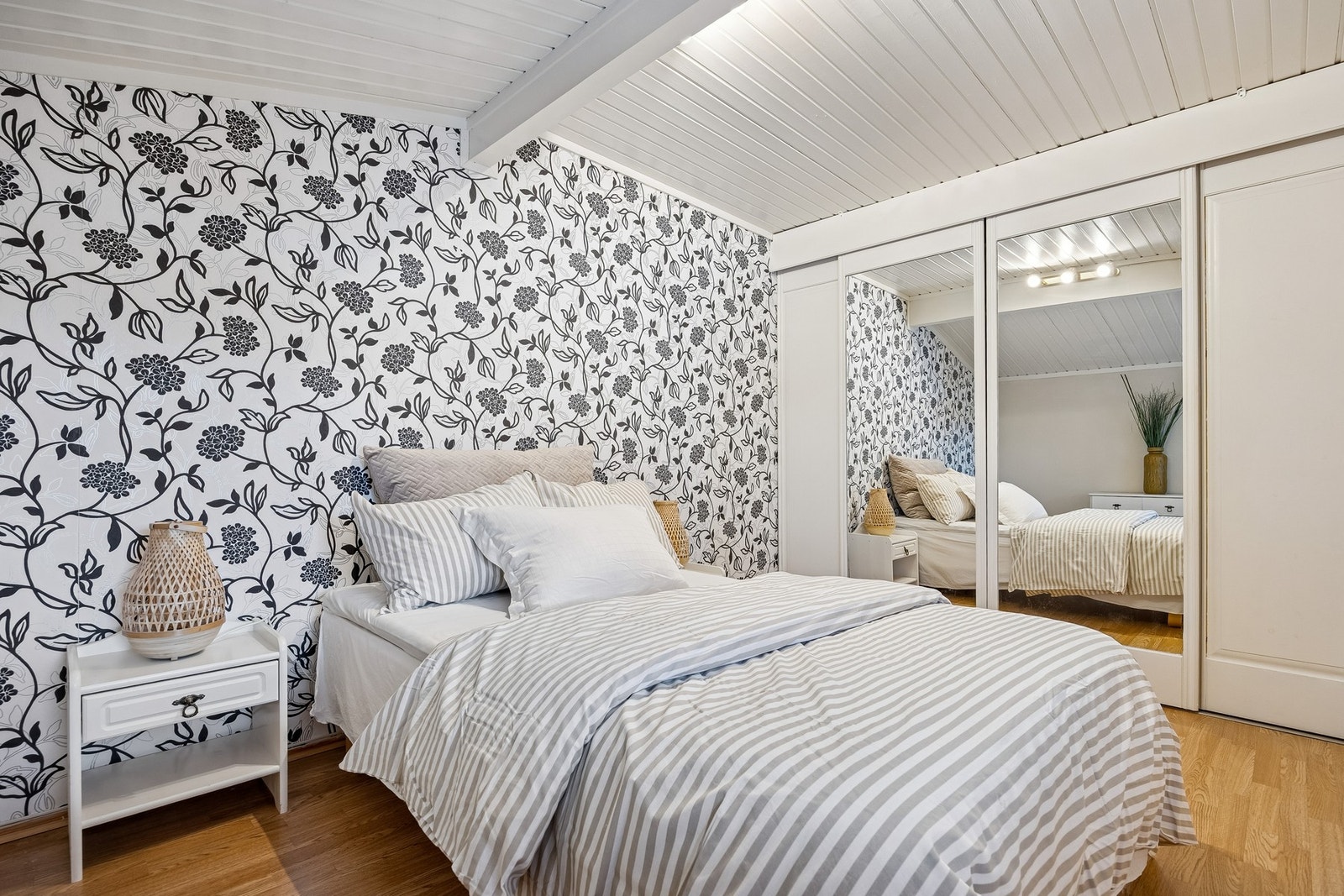 Soverommet er innbydende og livlig. Garderobeskap medfølger handelen. Galleribilde