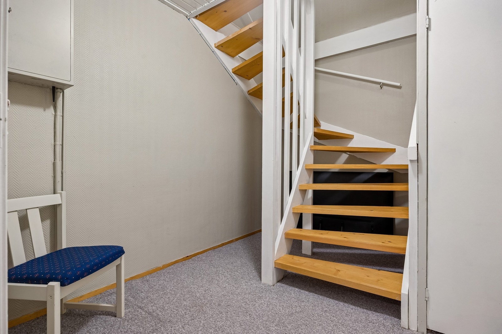 Kjelleretasjen består av boder, to rom som er innredet som kjellerstue og soverom. Galleribilde