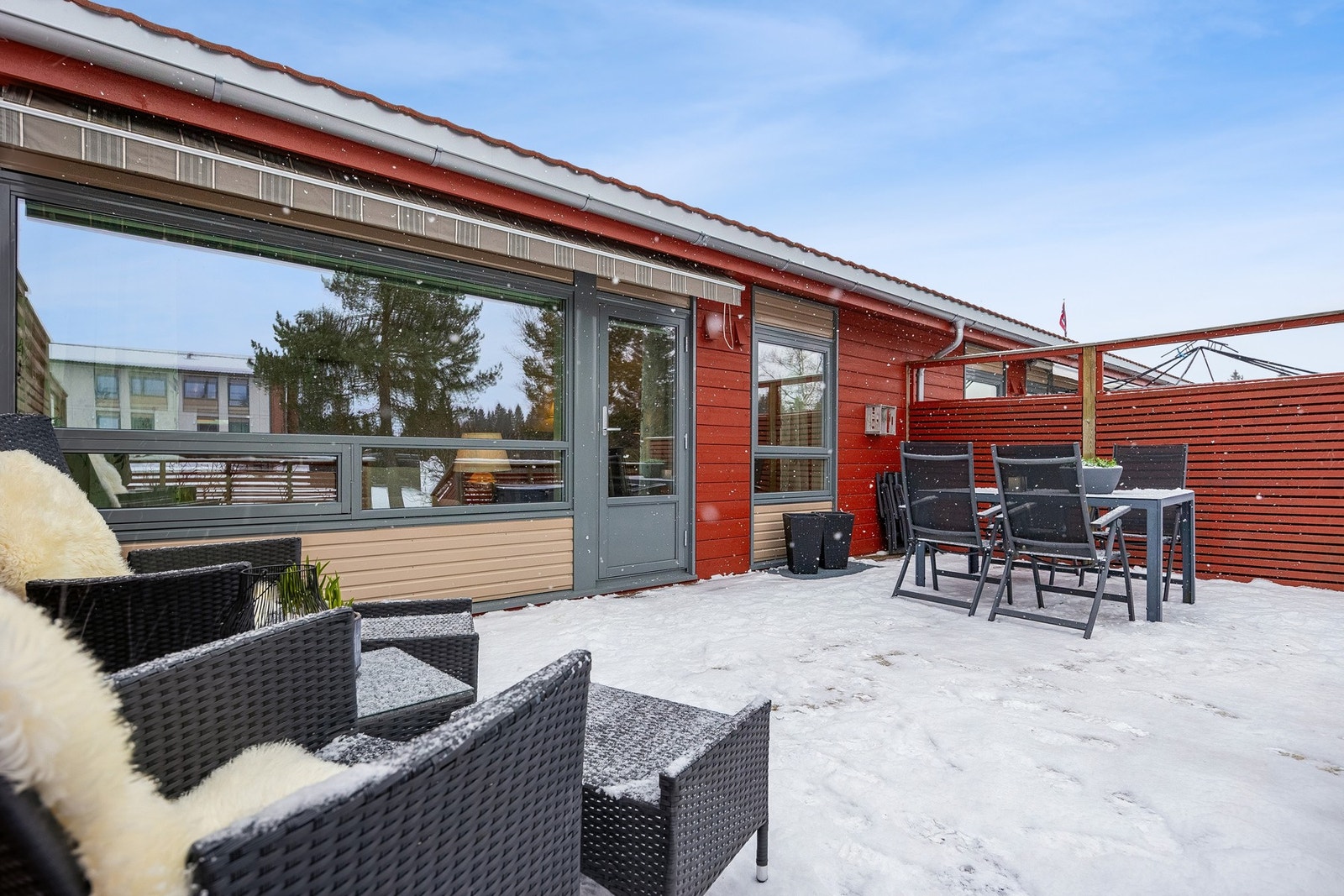 Terrassen måler 32 kvm, og har masse plass til grilling på sommeren, og snømannbygging på vinteren. Galleribilde