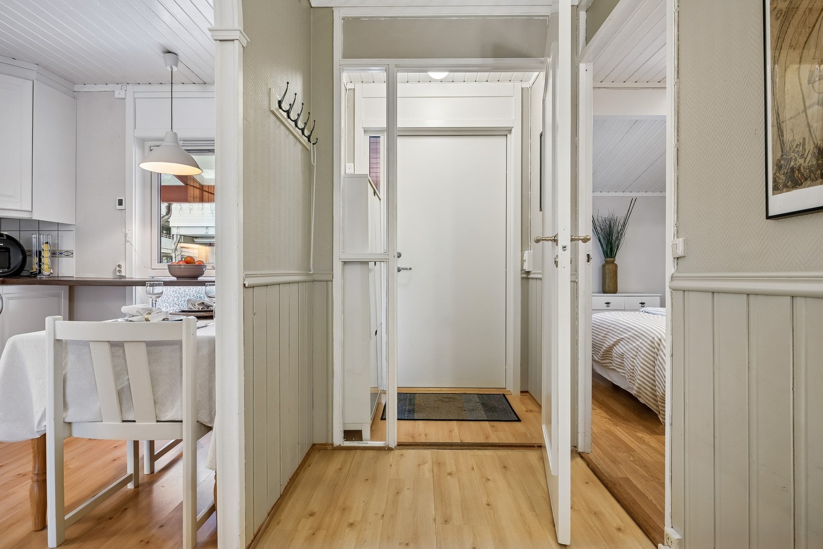 En lys og luftig entre, med Galleribilde