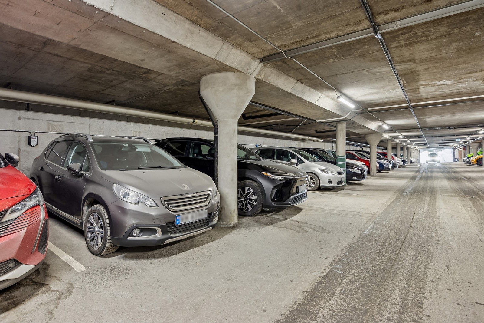 Det medfølger fast parkeringsplass i oppvarmet garasjekjeller. Det er tilrettelagt for å etablere elbillader. Galleribilde