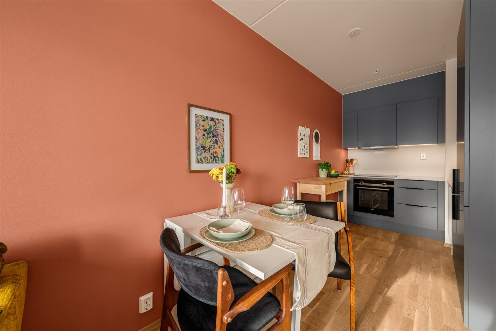 Kjøkkenet er tilbaketrukket og er praktisk utformet. Galleribilde