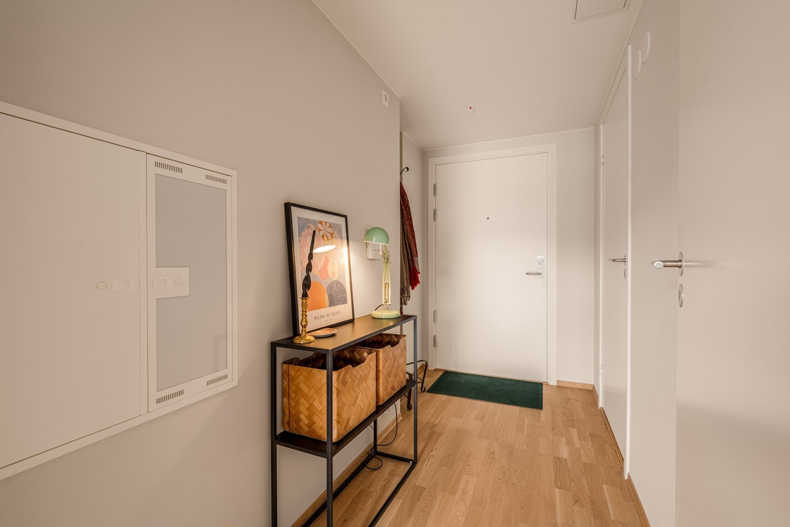 Entré med plass til oppbevaringsmøblement. Egen nisje med plass til garderobeløsning. Galleribilde