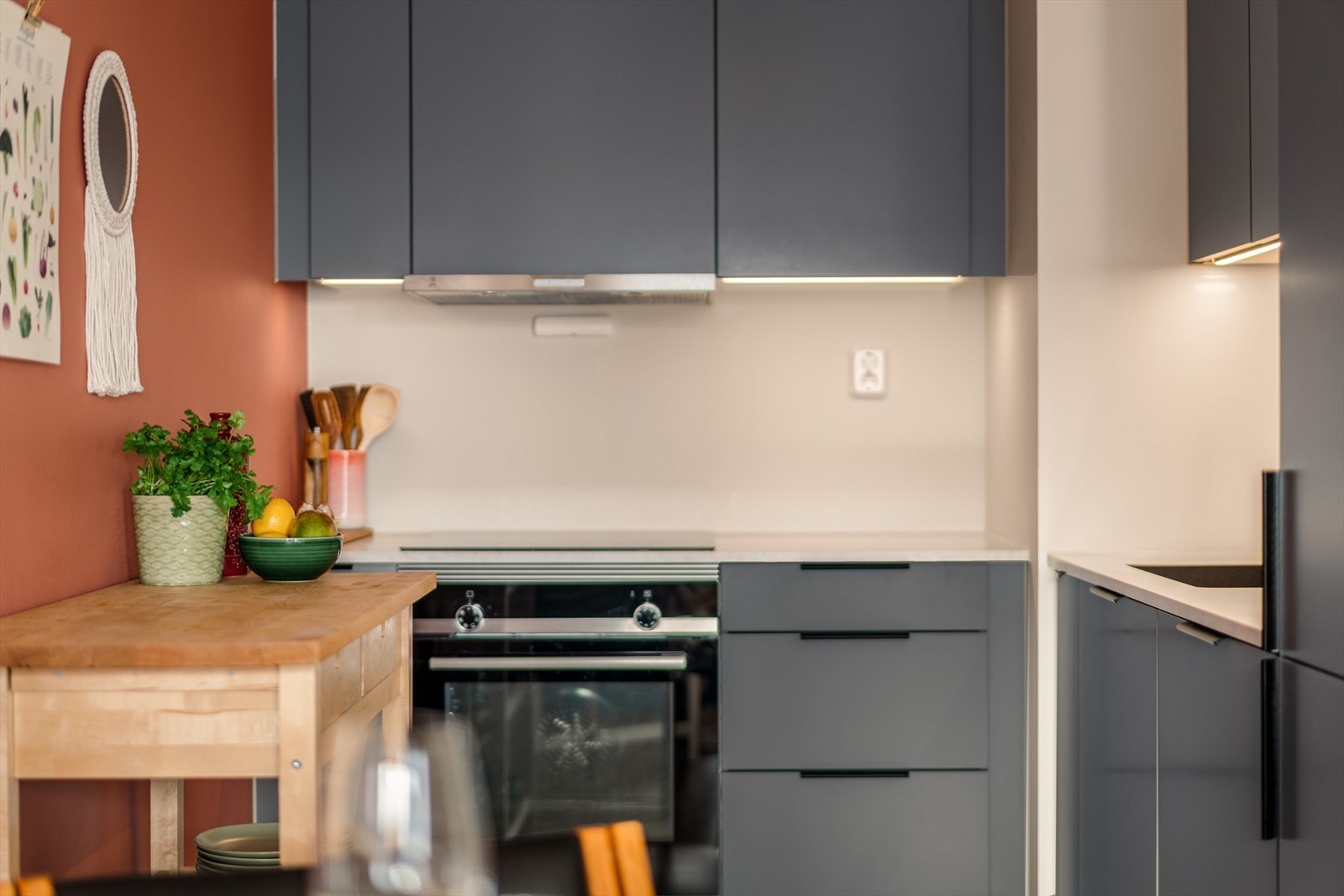 Det er montert belysning under overskapene. Galleribilde