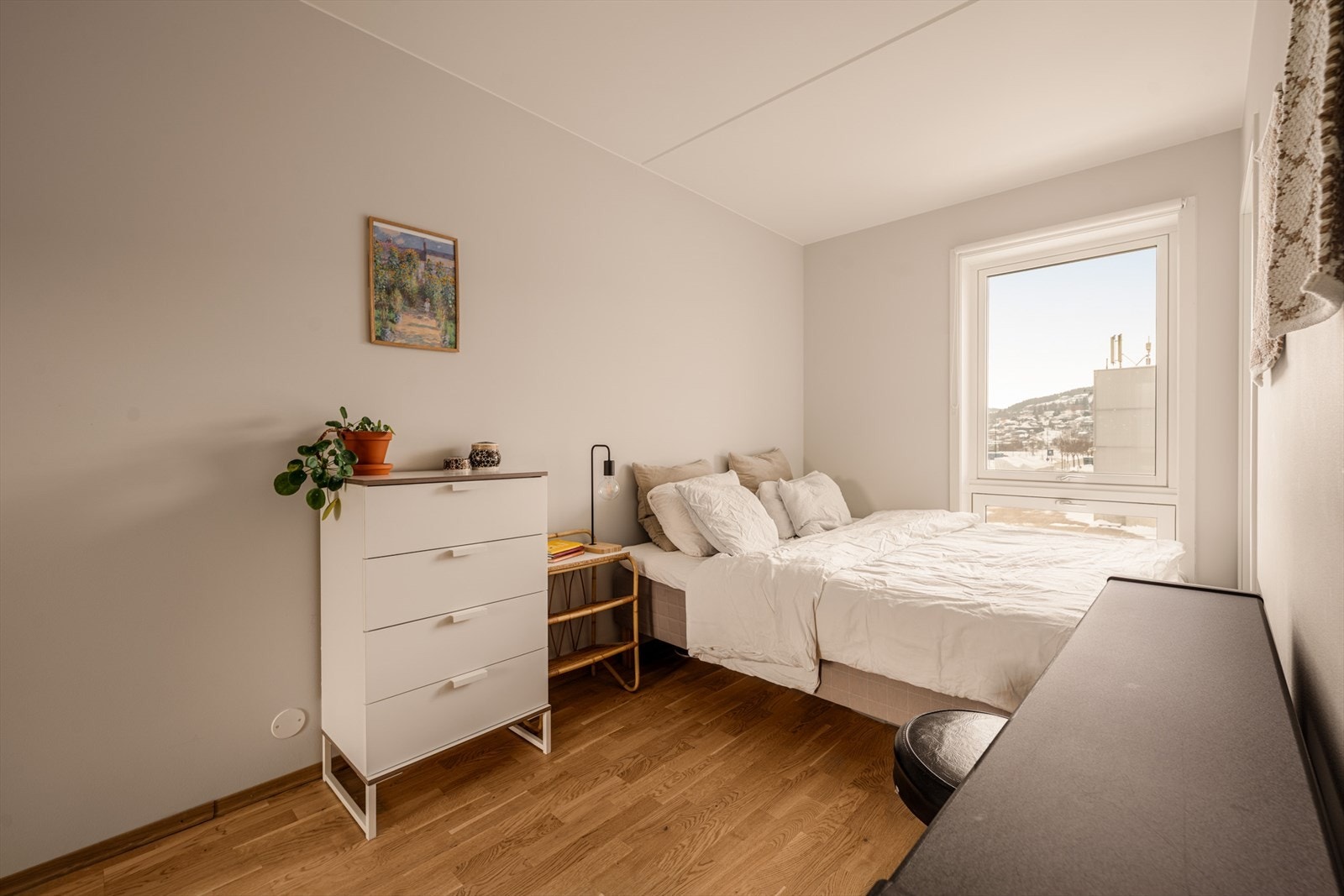 Soverommet er av god størrelse med plass til dobbeltseng og tilhørende møblement. Galleribilde