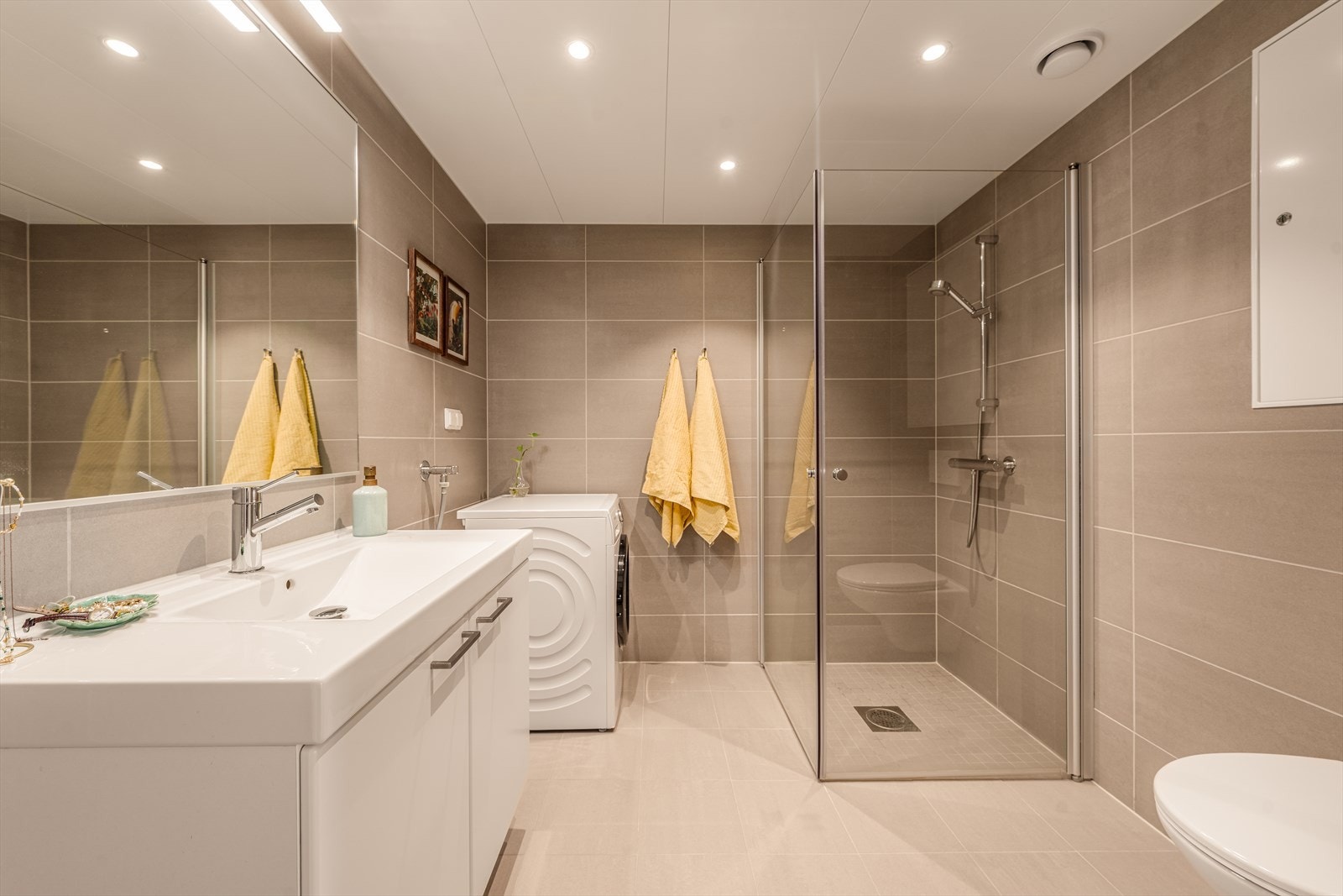 Delikat baderom med flislagte flater og gulvvarme. Galleribilde