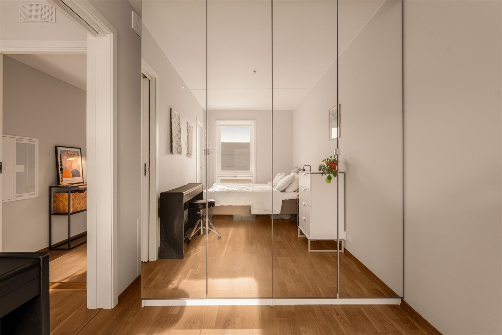 Det er satt inn garderobeløsning med speilfronter. Galleribilde