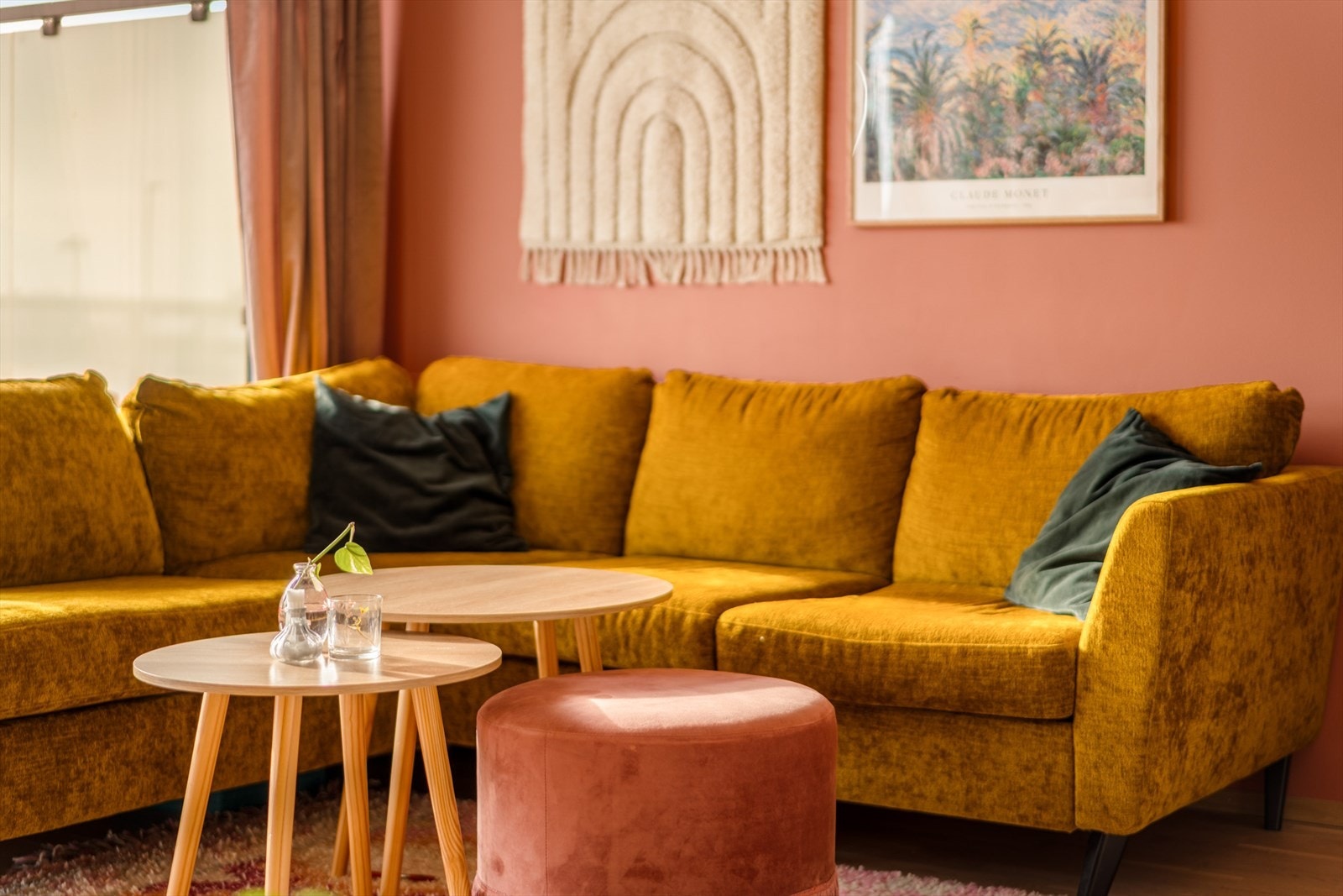 Stuen byr på gode møbleringsmuligheter med plass til sofa og tilhørende mediemøblement. Galleribilde