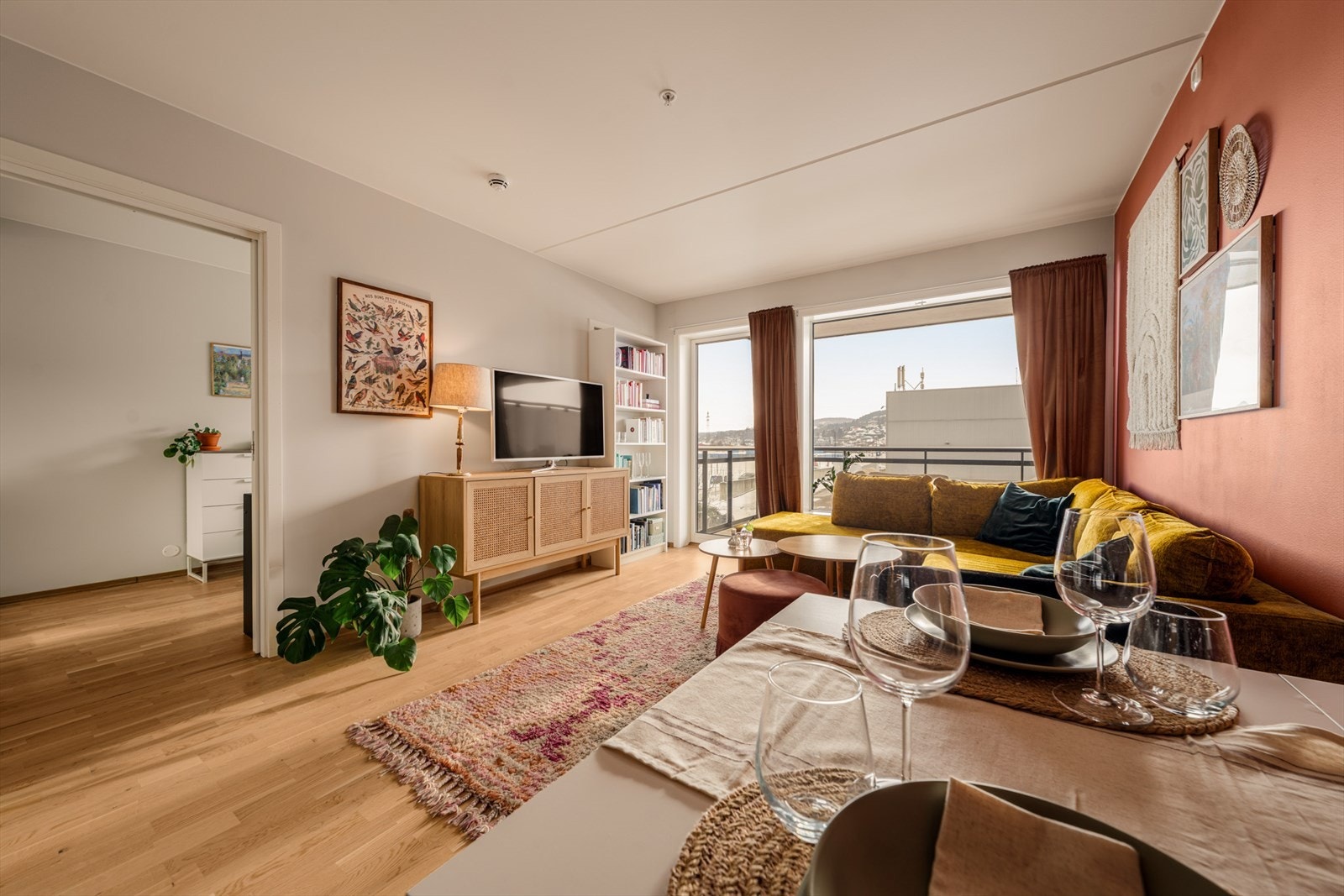 Fra stuen har man adkomst til soverommet. Det er satt inn to skyvedører inn til soverommet, men dagens eier har satt en frittstående bokhylle foran den ene døren. Galleribilde