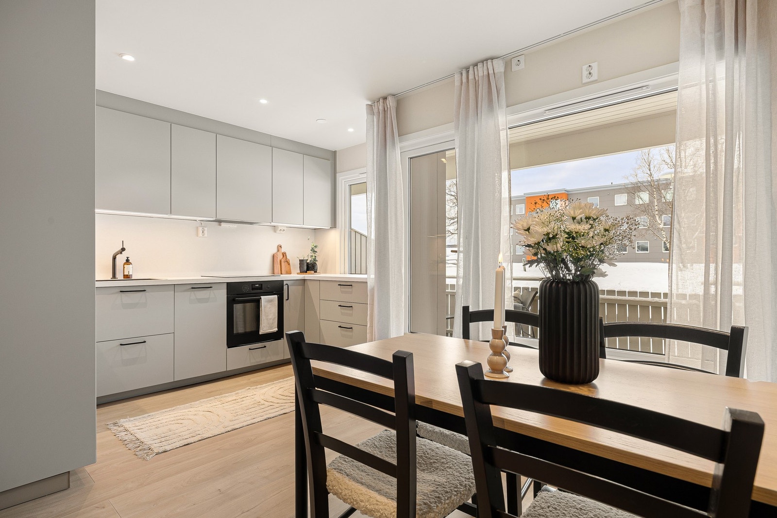 Leiligheten har store vindusflater som gir rikelig med naturlig lysinnlipp. Galleribilde