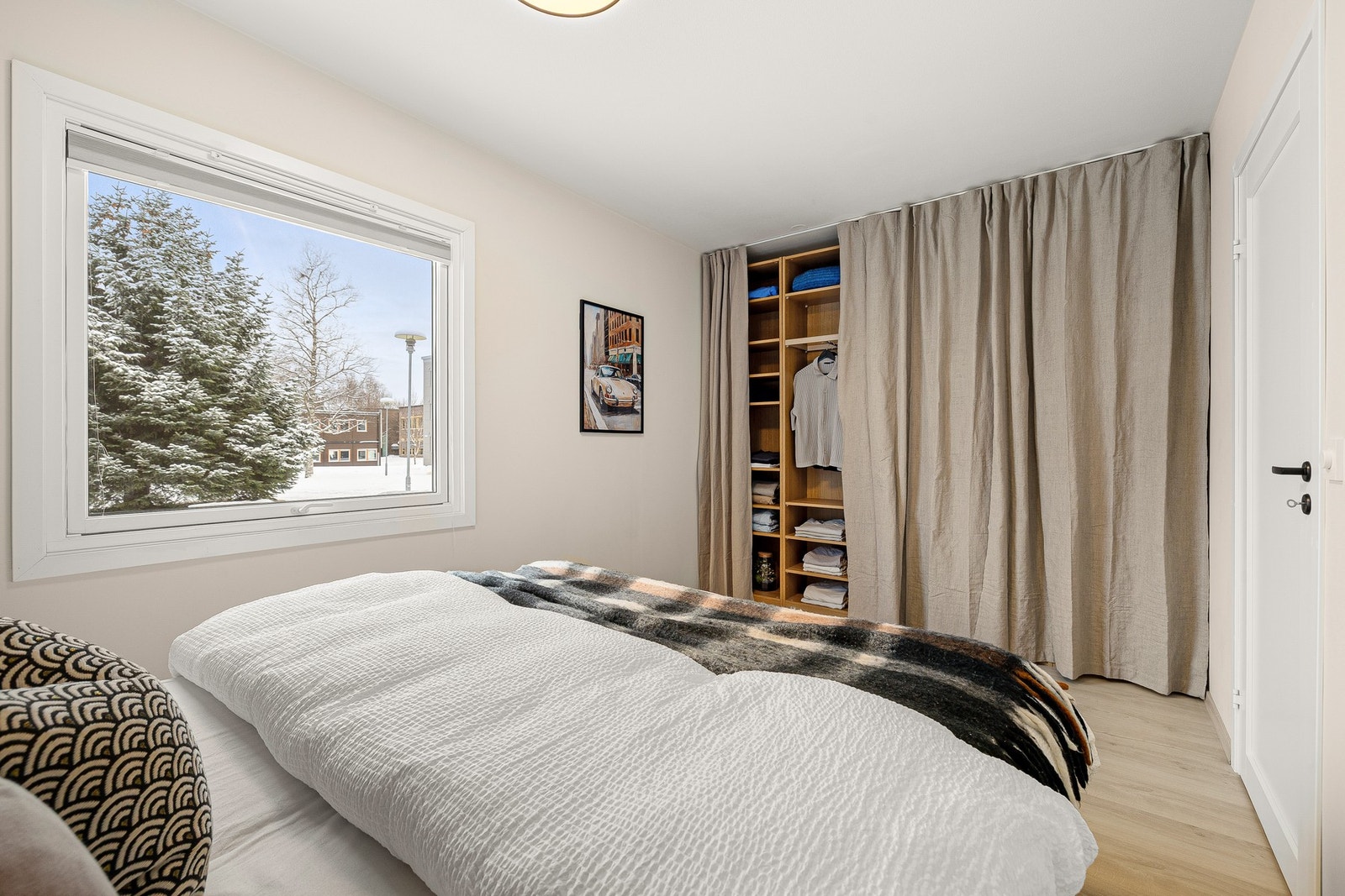 Her er det god plass til dobbeltseng og oppbevaring i garderobeskap. Galleribilde