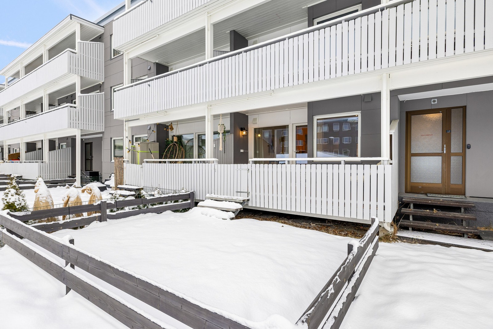 Leiligheten ligger i et rolig område på Hallset med umiddelbar nærhet til dagligvare og kollektivtransport. Galleribilde