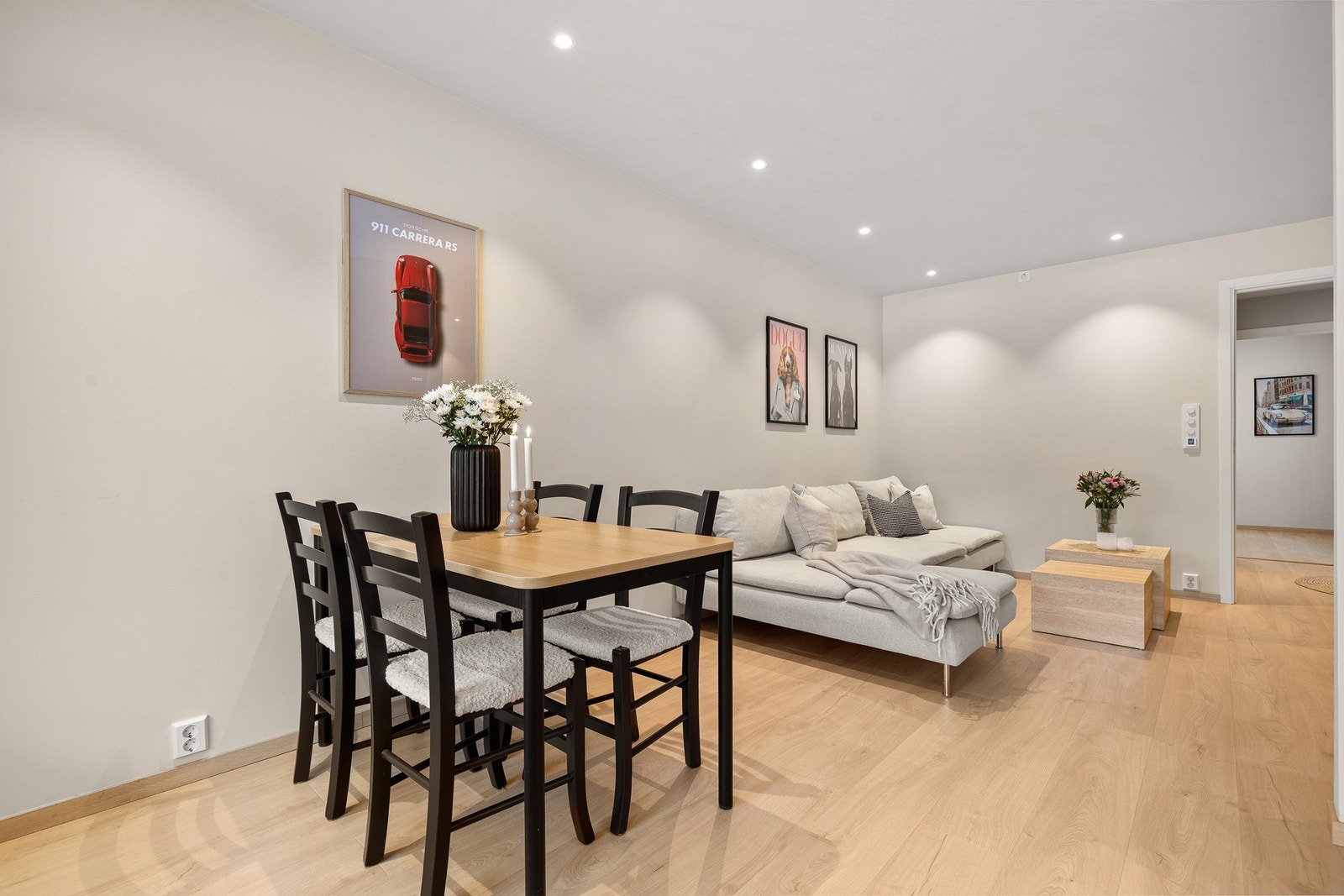 Mellom stuen og kjøkkenet er det god plass til et hyggelig spisebord. Galleribilde