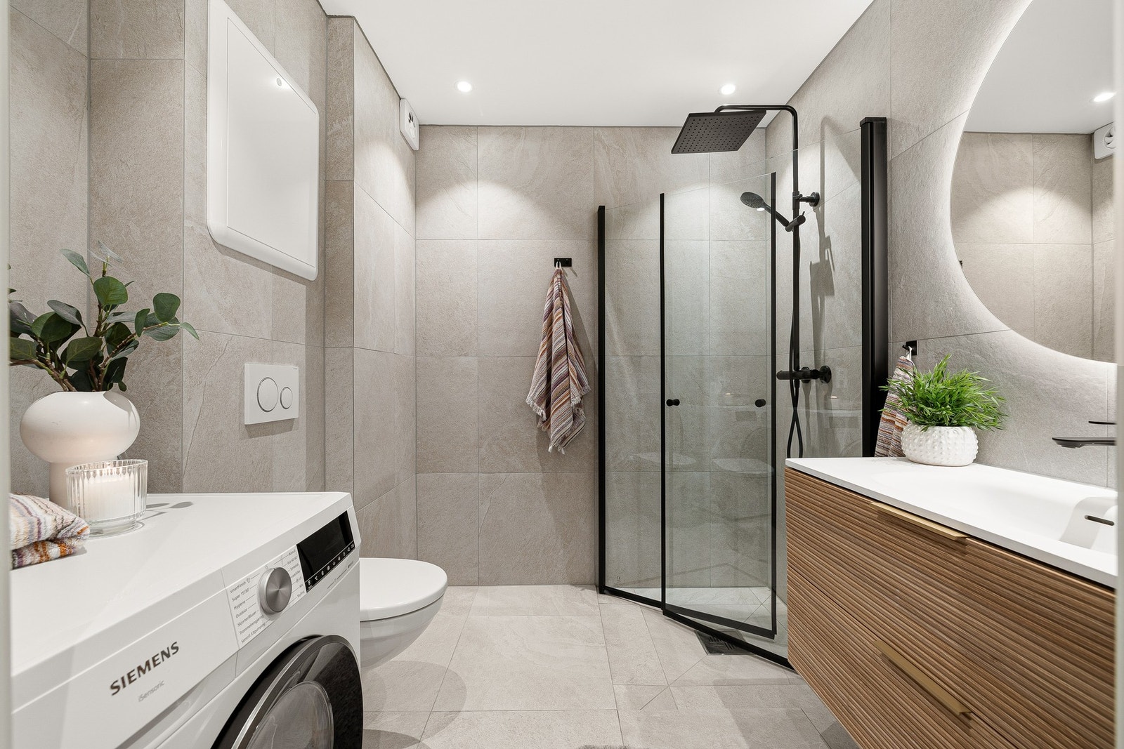 Delikat flislagt bad på på 4,5 kvm med elektrisk gulvvarme. Badet ble oppgradert i 2025 og har fått tilstandsgrad 0 og 1 av takstmann. Galleribilde