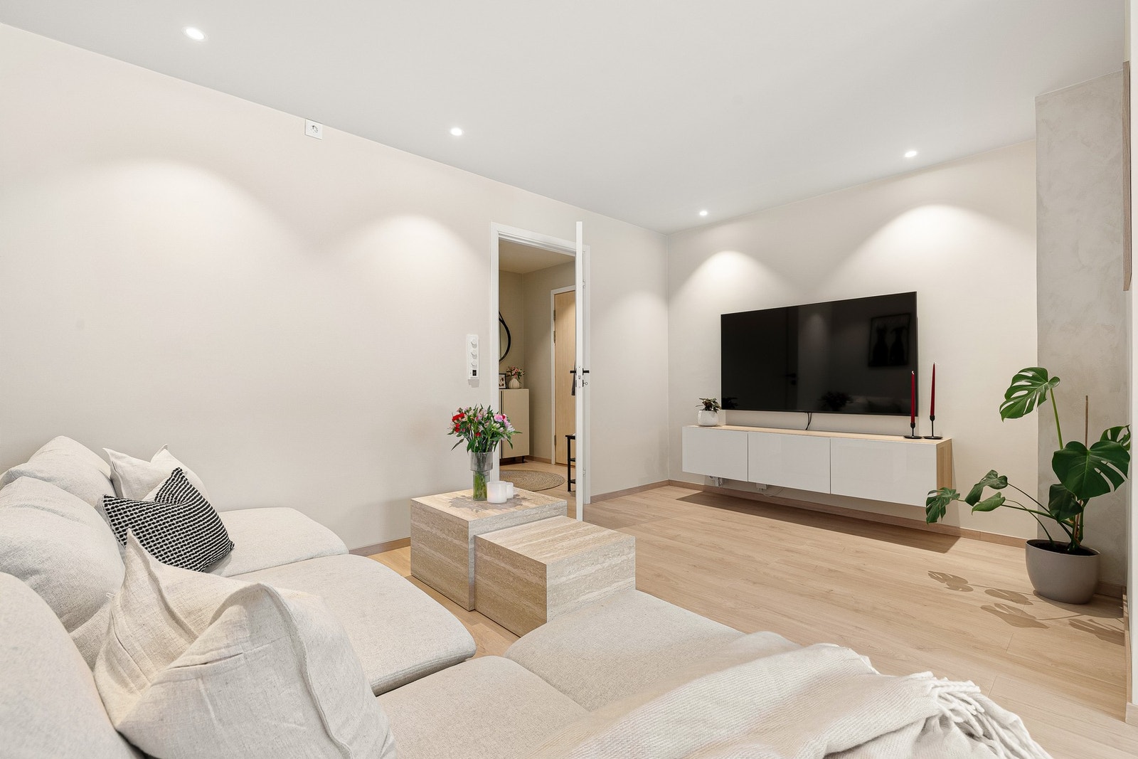 På stuen er det laminat på gulv, malte vegger og downlights i taket. Varme i gulv og downlights i tak. Galleribilde