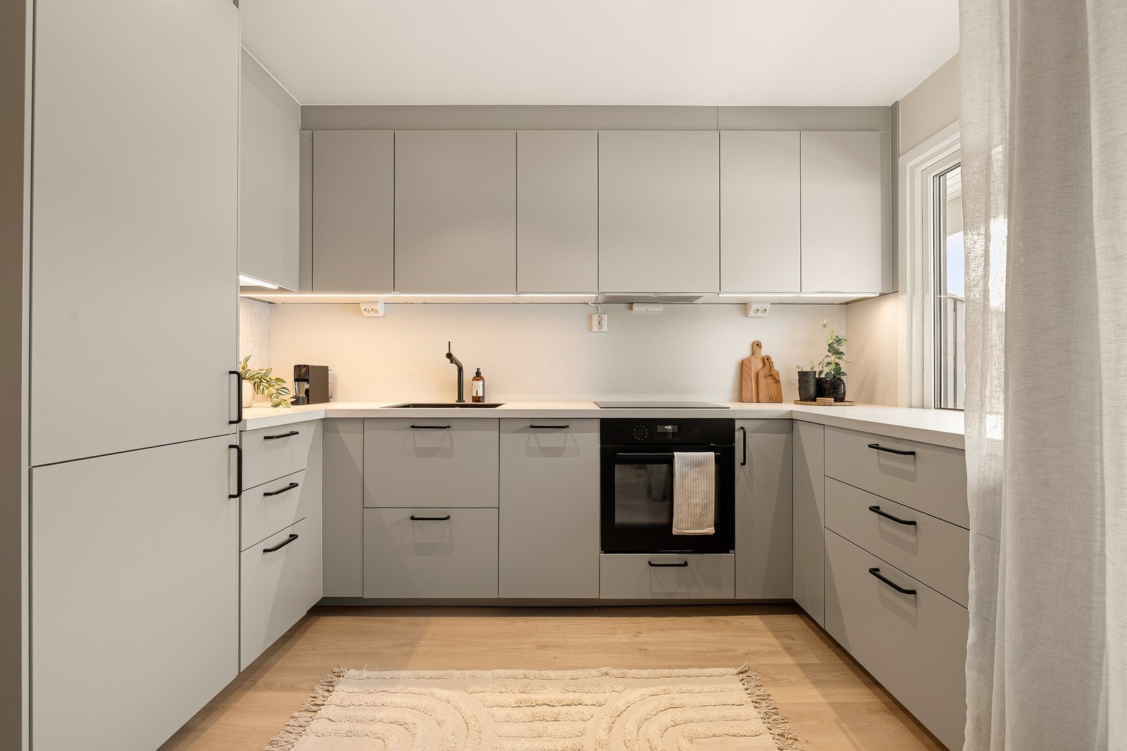 Lekkert kjøkken pusset opp i 2025 i moderne og stilrene fargevalg. Godt med skap- og benkeplass. Galleribilde