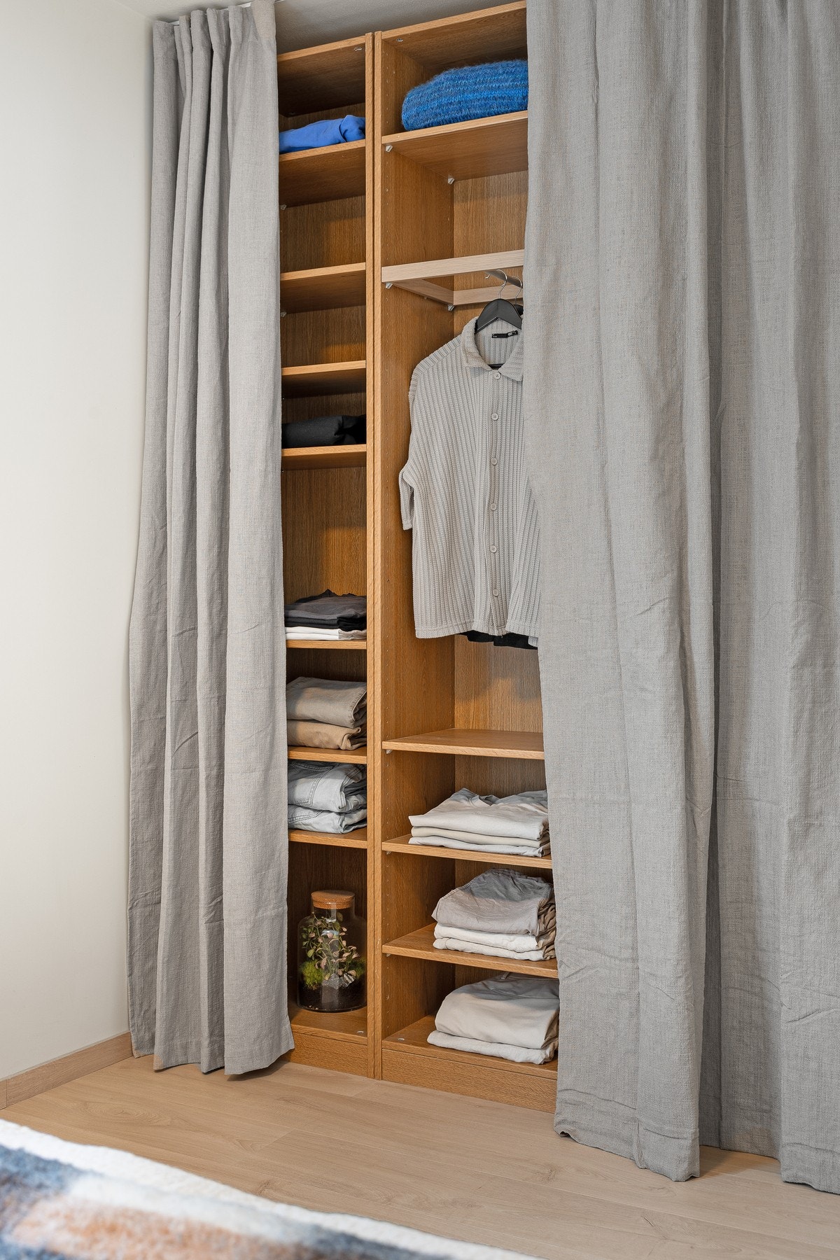 Praktisk garderobeløsning på soverommet. Galleribilde