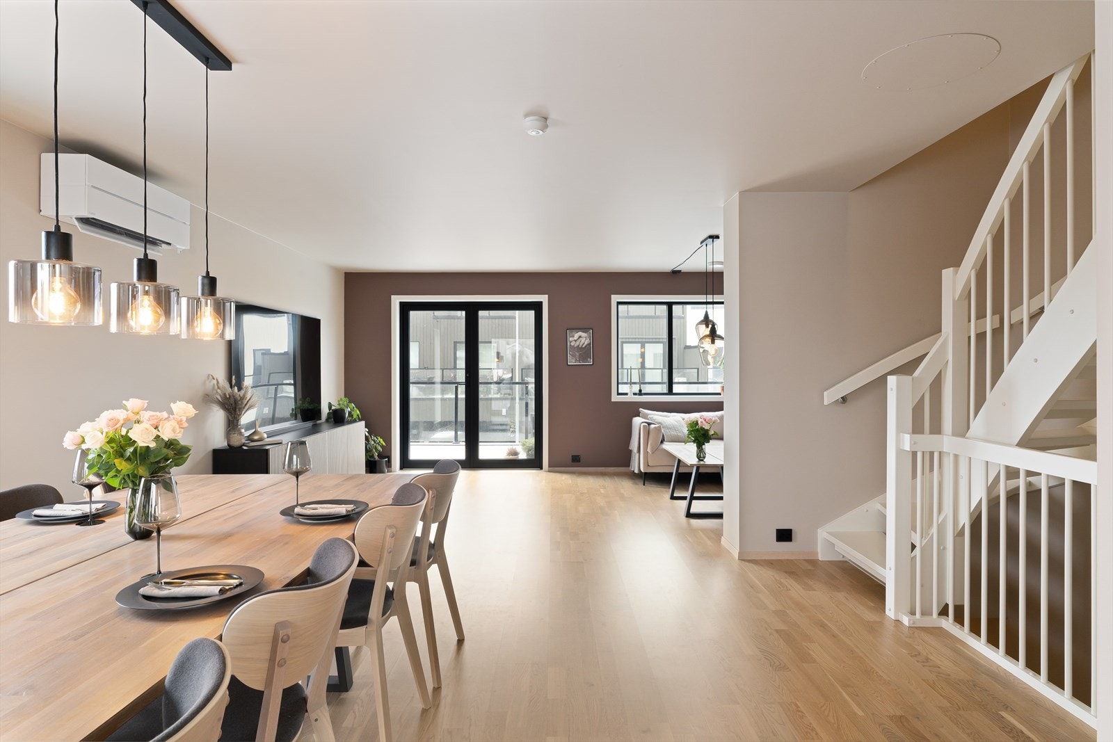 Romslig stue og kjøkken, som ligger separat fra hverandre Galleribilde