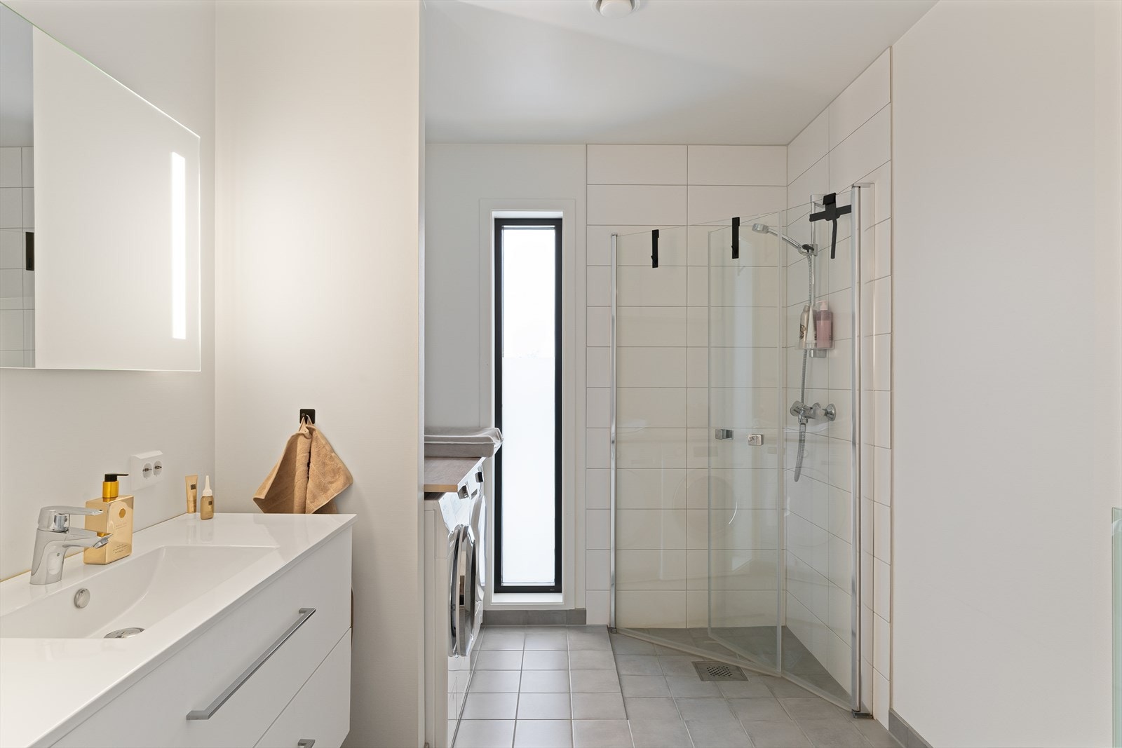 Det er praktisk med plass til vaksemaskin og tørketrommel Galleribilde