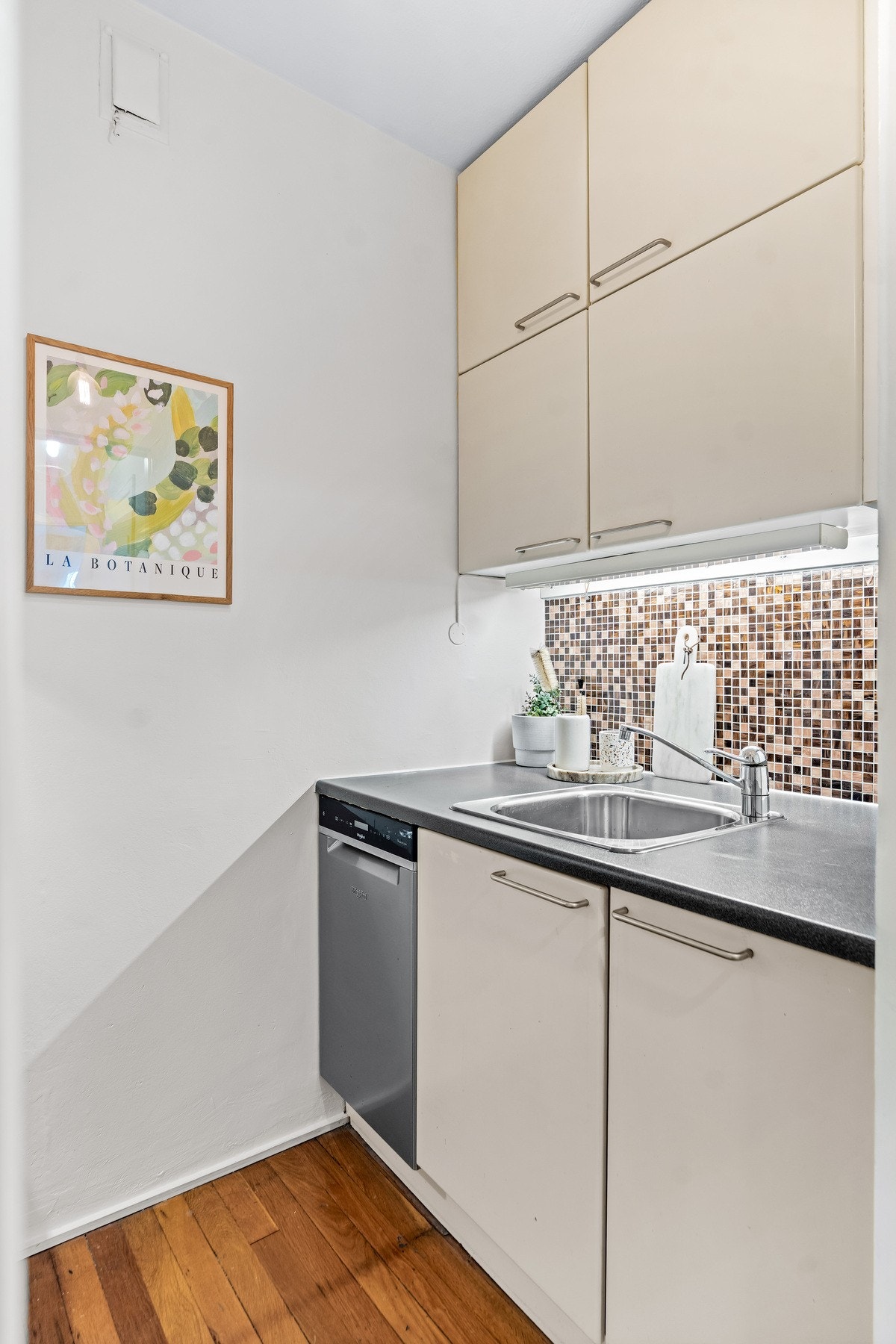 Hvitevarene er forholdsvis nye med kjøleskap fra 2025, oppvaskmaskin fra 2023 og vifte installert i 2024. Galleribilde