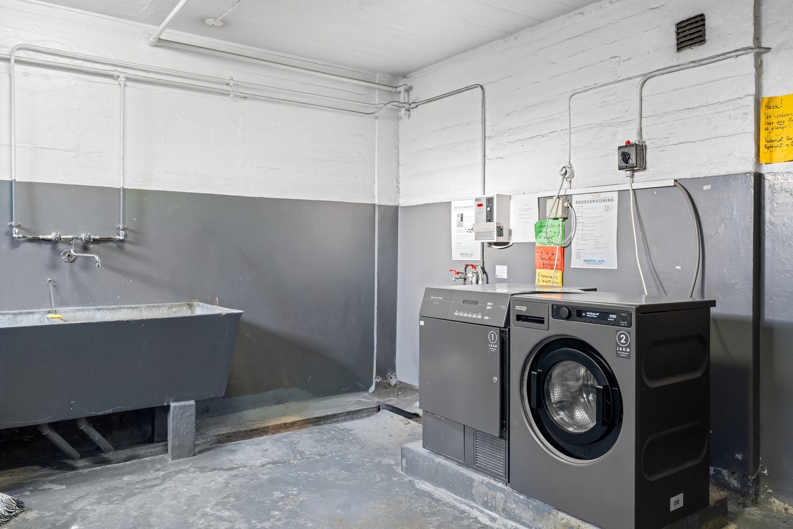 Fellesvaskeri med nye maskiner i 2025. Det er opplegg til vaskemaskin på badet i leiligheten. Galleribilde