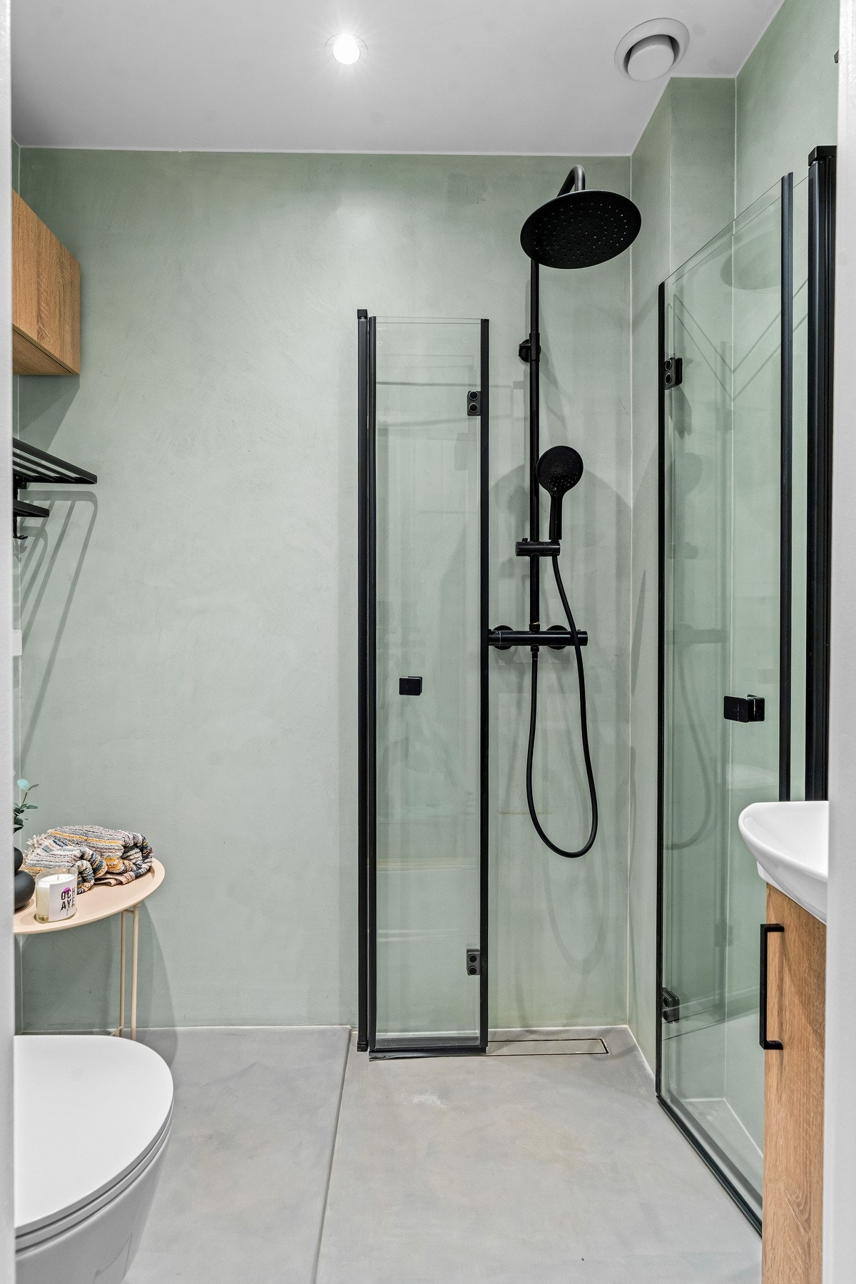 Varmekabler i gulv. Opplegg til vaskemaskin på bad, men det er også fellesvaskeri i sameiet. Galleribilde