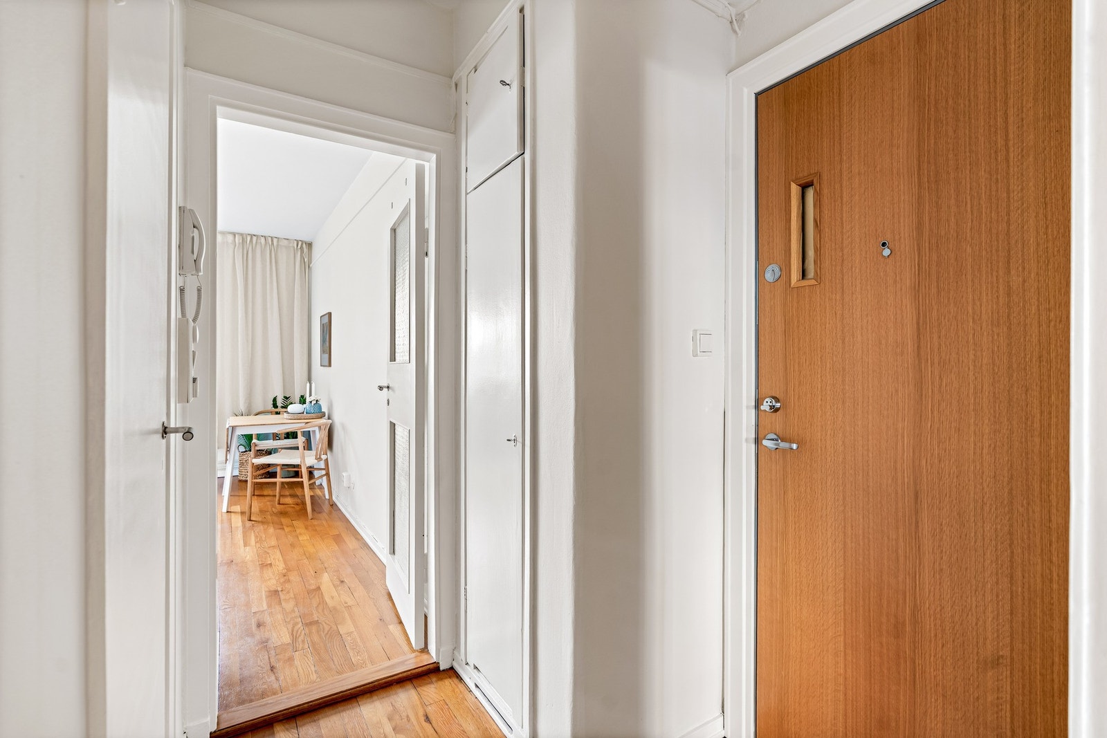 Entré med praktisk kott. Galleribilde