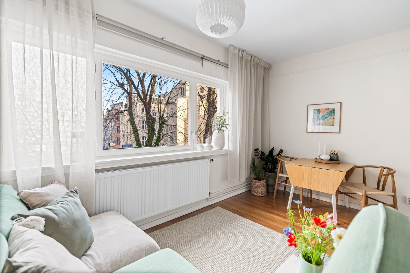 Stor vindusflate sørger for godt med naturlig lys, samt svært hyggelig utsyn sommerstid med frodig vekst. Galleribilde