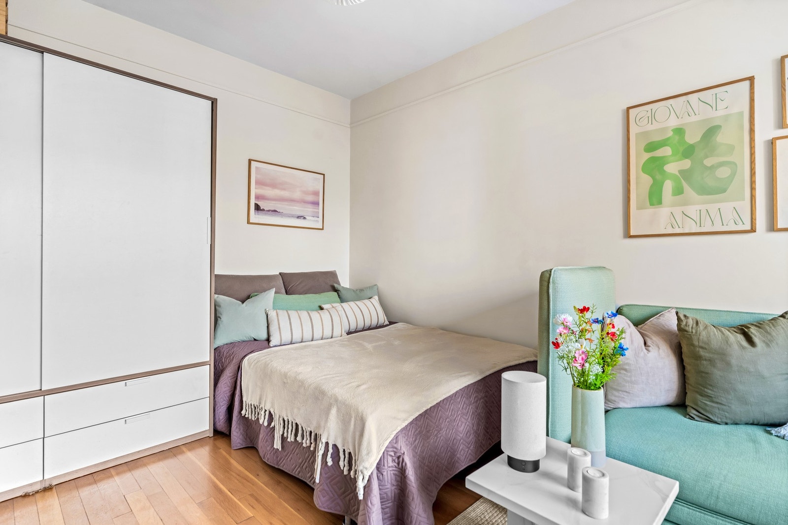 Godt med oppbevaring i garderobeskap. Sengen er 140cm. Galleribilde