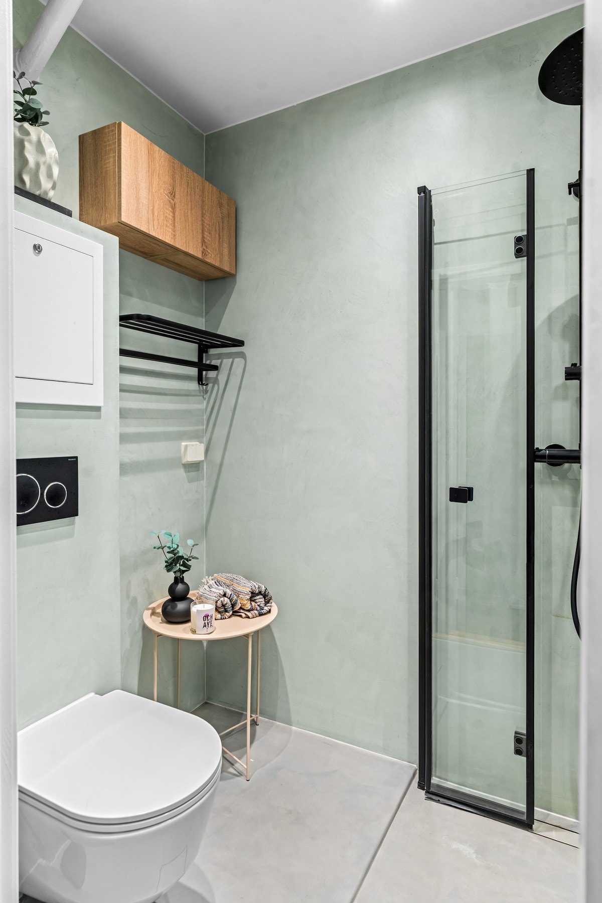 Lekkert baderom i duse farger, nytt fra 2020. Badet er utstyrt med vegghengt toalett, dusjhjørne, servant med skap samt opplegg for vaskemaskin. Galleribilde