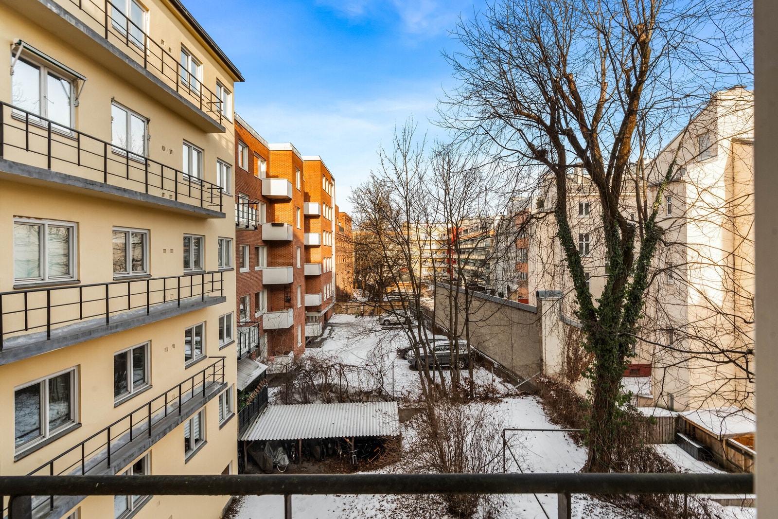 Leiligheten i sin helhet vender mot stille bakgård. Her bor du sentralt med "alt" utenfor døren, men likevel tilbaketrukket! Galleribilde