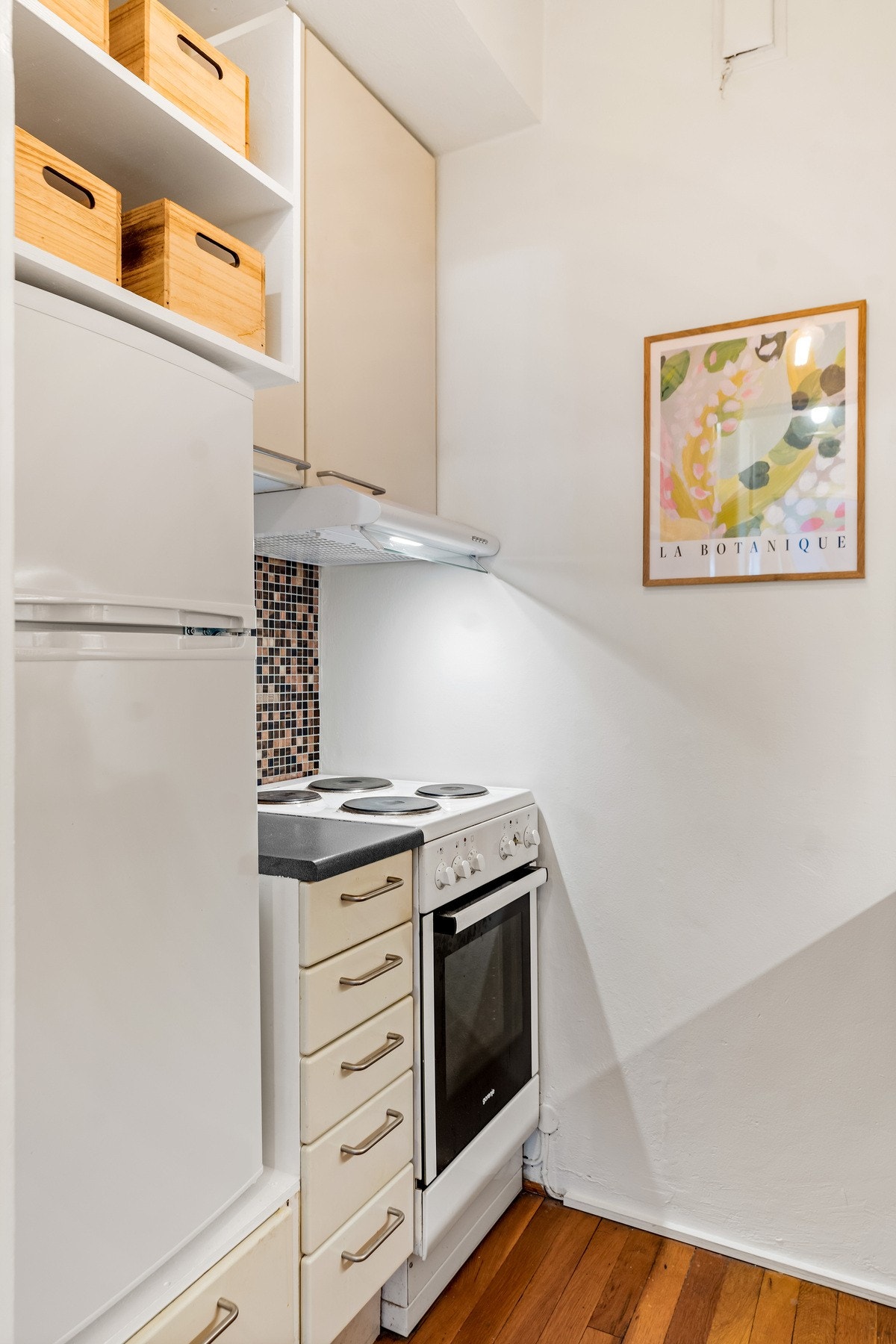 Nytt hyllesystem over kjøleskap fra 2026. Kjøkkenet har kullfilterventilasjon (2024). Galleribilde