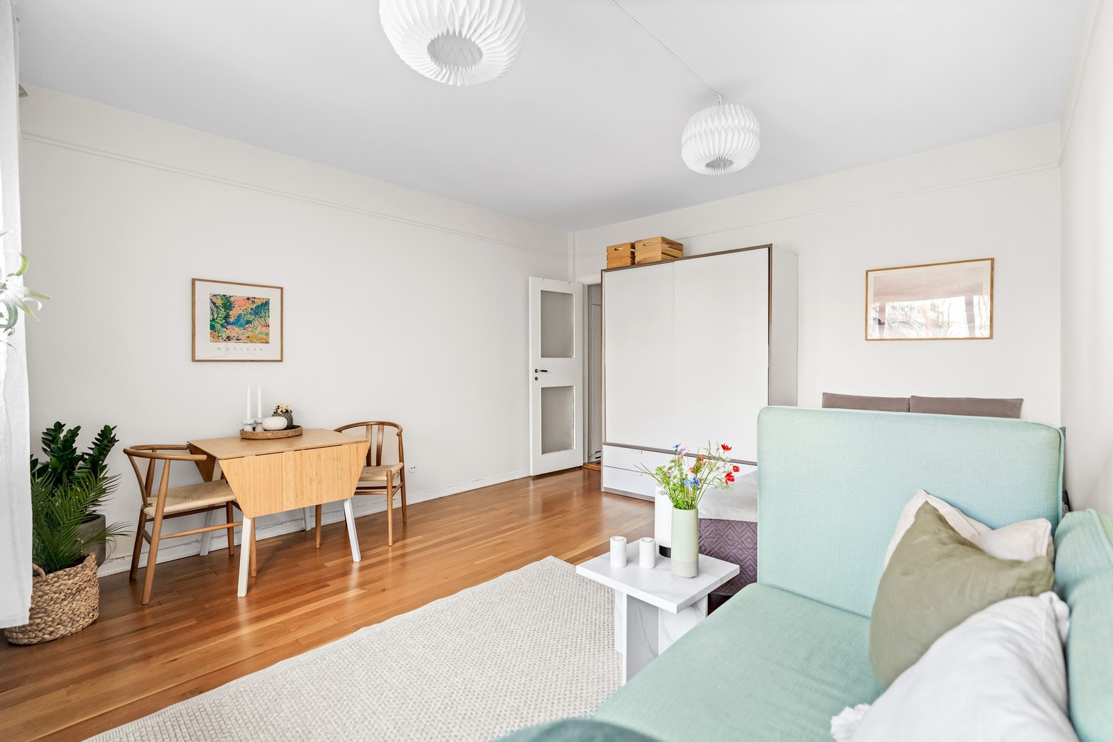 Rommet fremstår luftig med opp mot 2,66m i himlingshøyde. Nydelige, originale heltre-gulv. Galleribilde