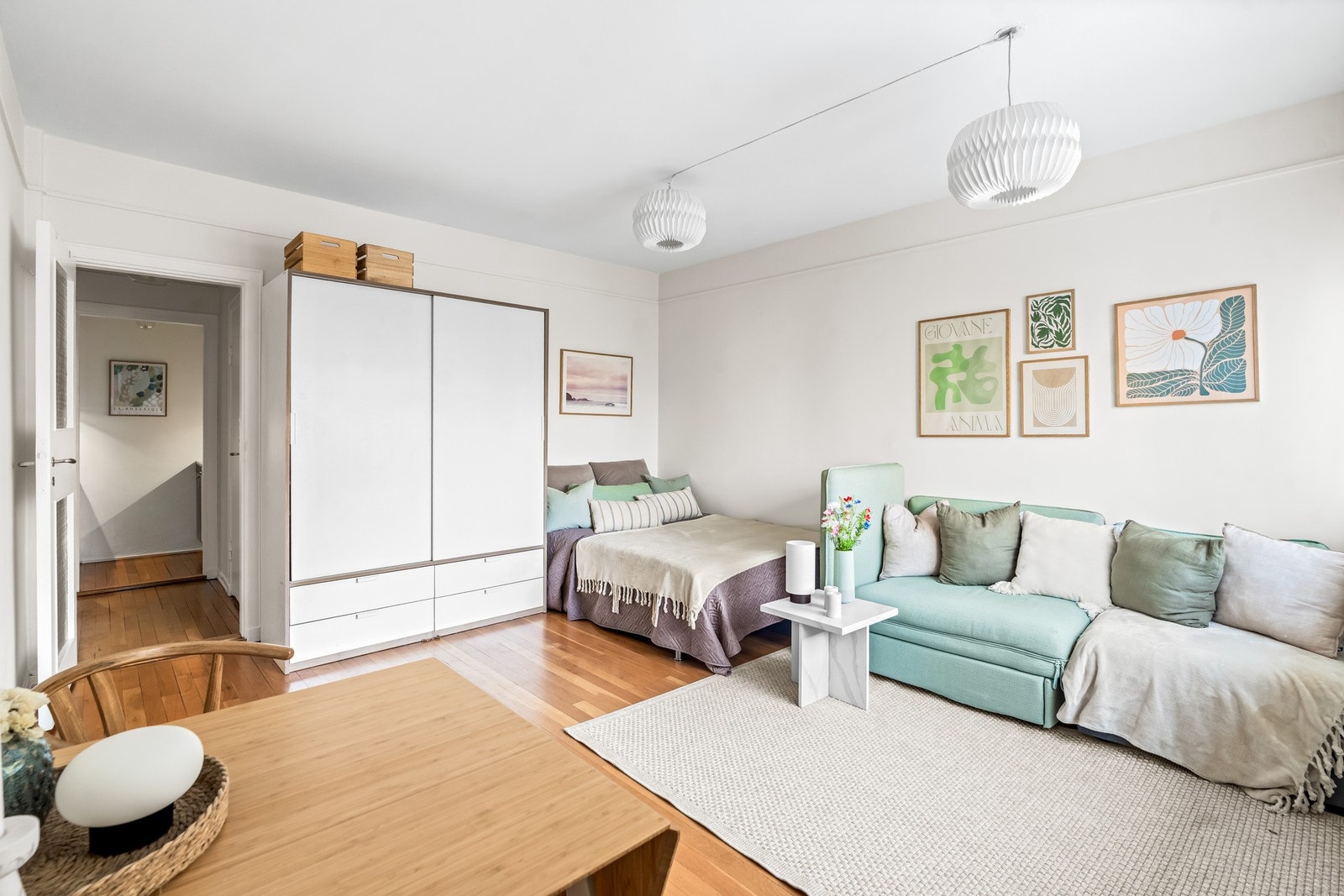 Romslig stue på ca. 18m² - her er det god plass til sofaseksjon og spiseplass i tillegg til seng og garderobeskap. Galleribilde