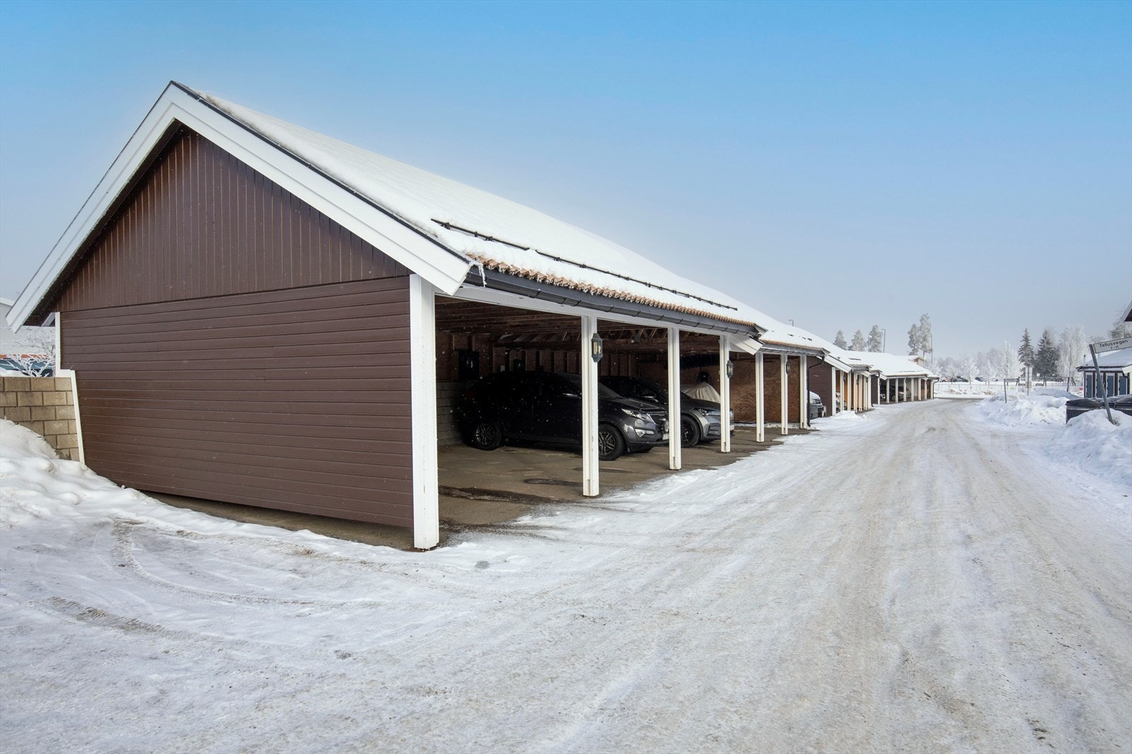 Det medfølger èn parkeringsplass i felles carport anlegg. Det er den ytterste parkeringsplassen som tilhører denne seksjonen. Galleribilde